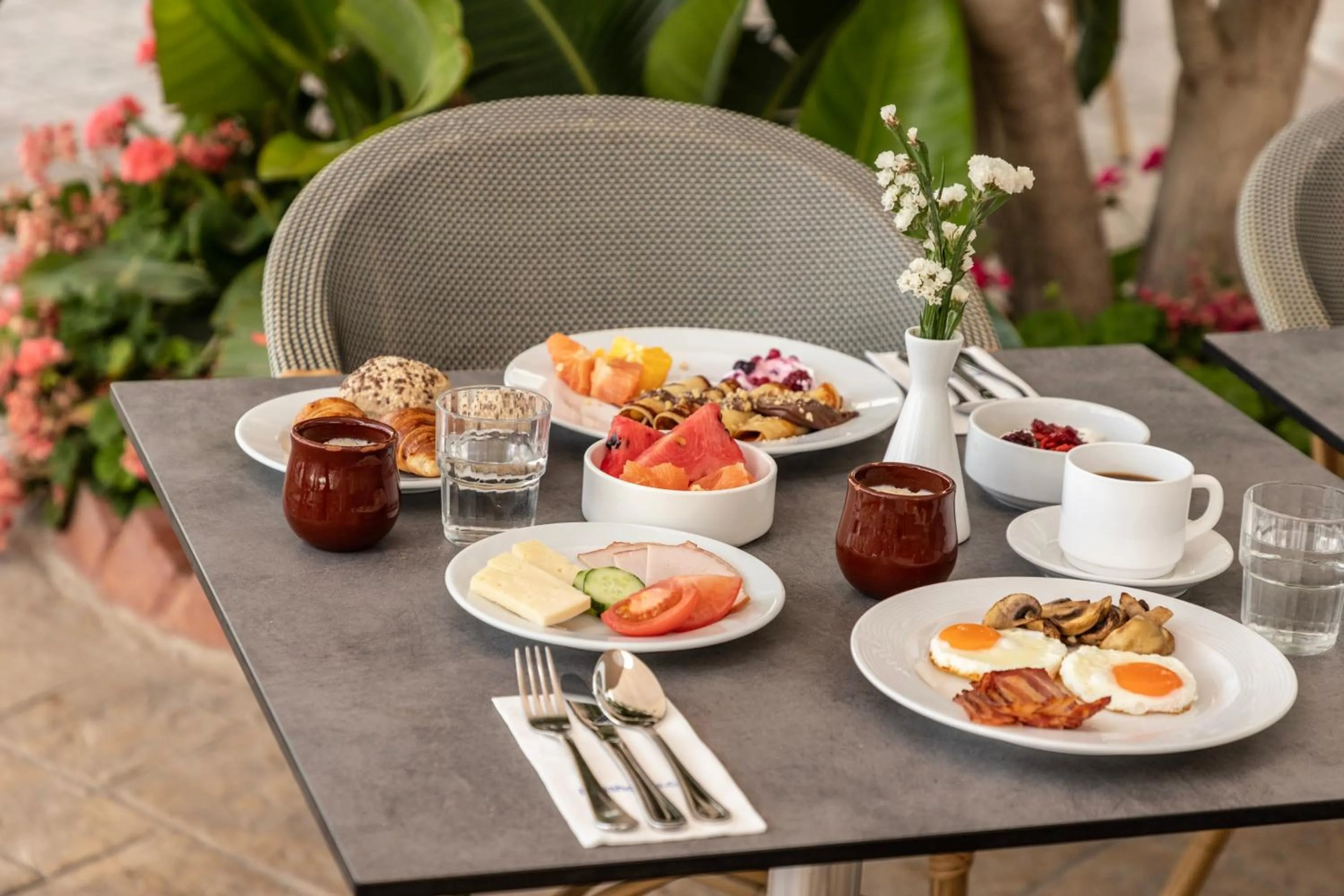 Restaurant/places to eat in Louis Paphos Breeze