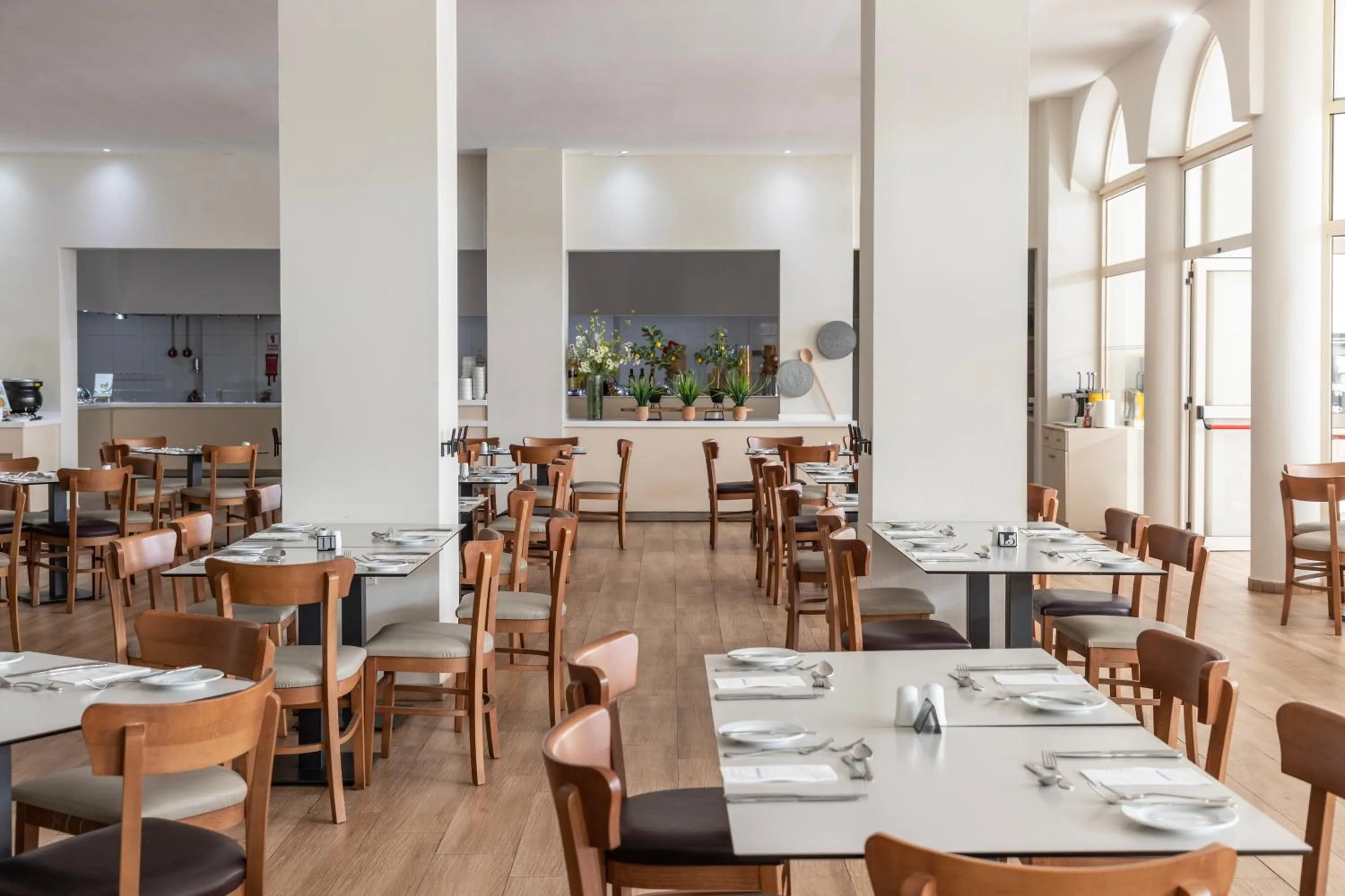 Restaurant/places to eat in Louis Paphos Breeze