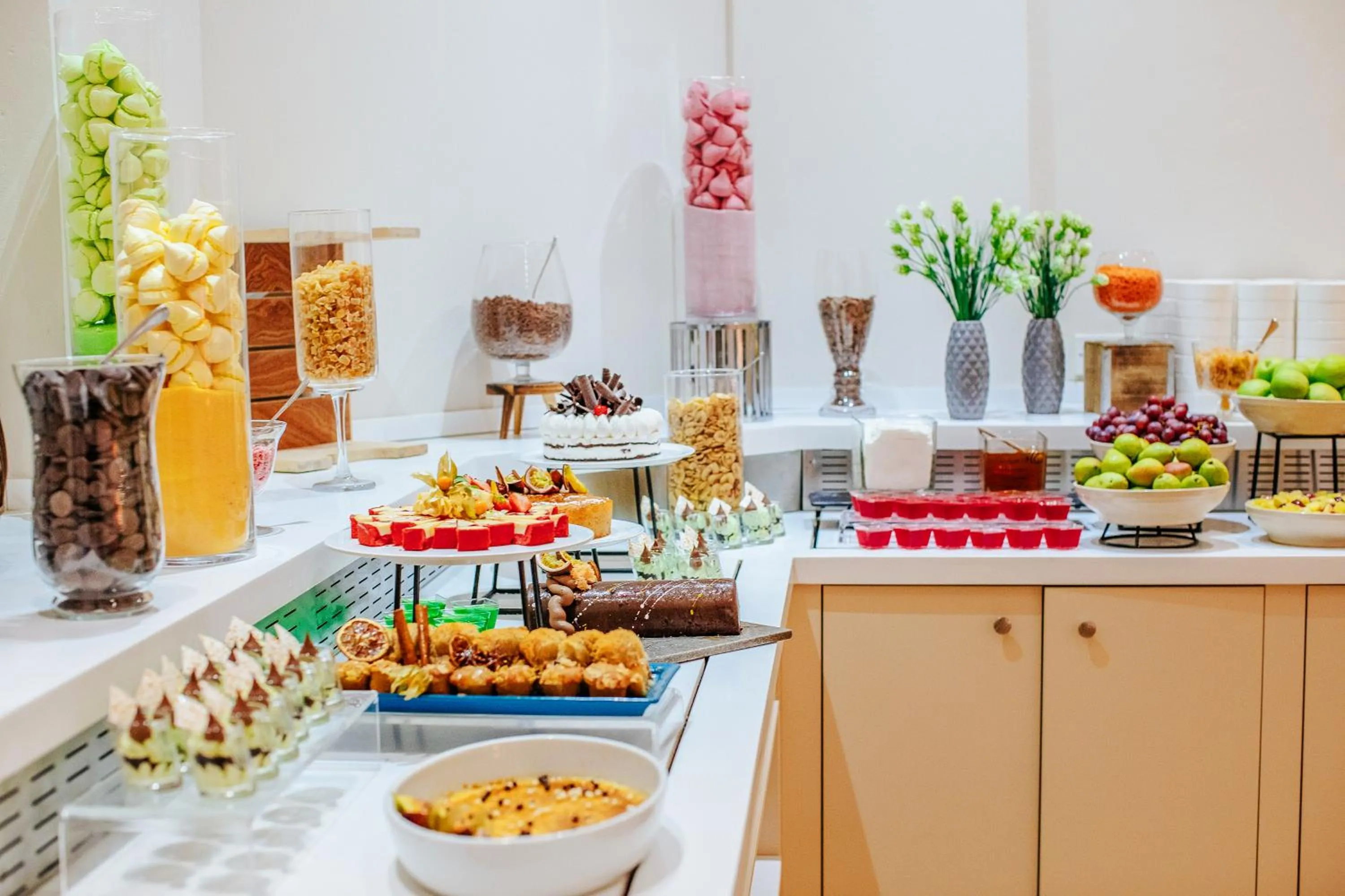 Restaurant/places to eat in Louis Paphos Breeze