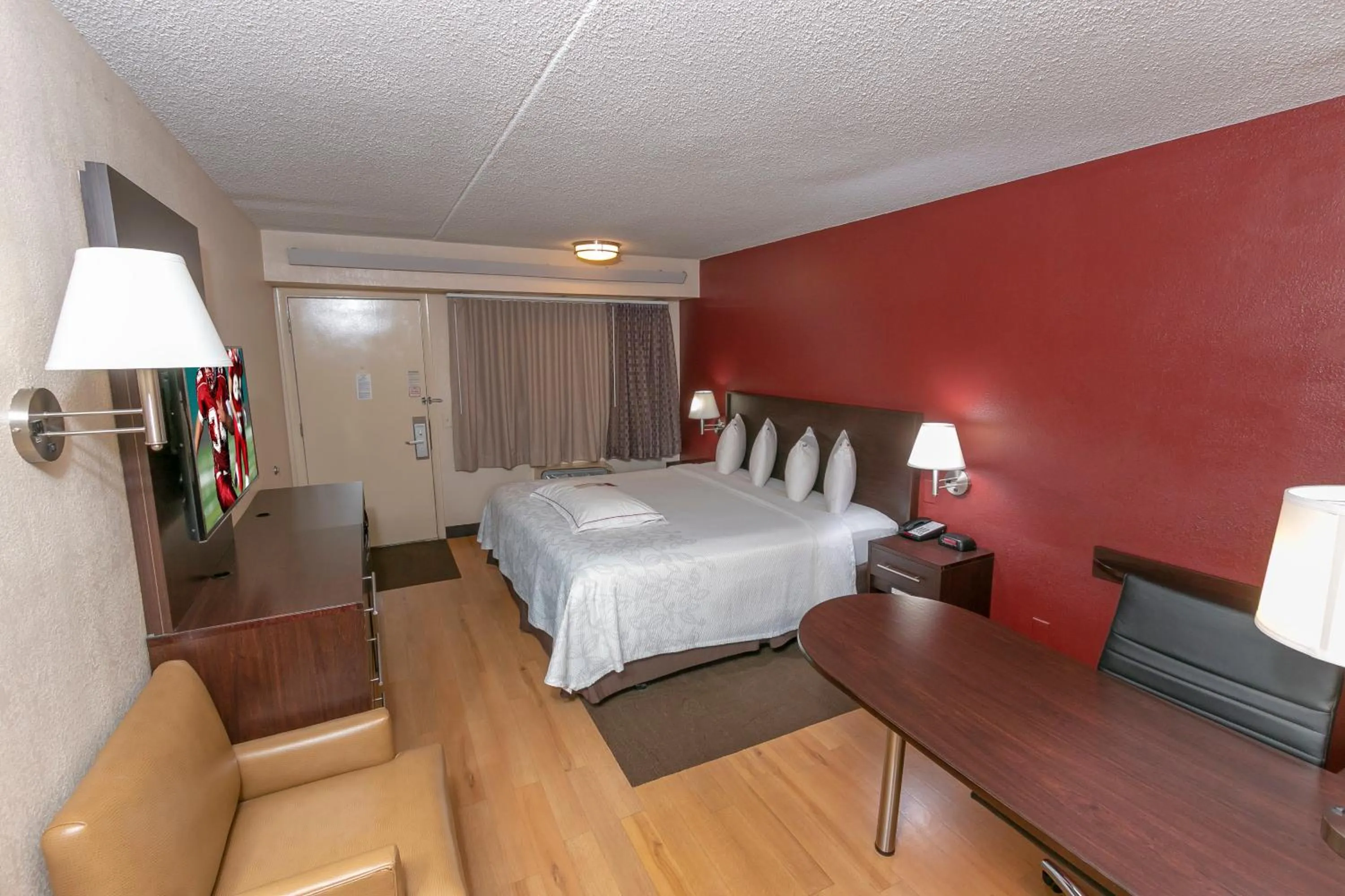 Photo of the whole room, Bed in Red Roof Inn PLUS+ Pittsburgh South - Airport