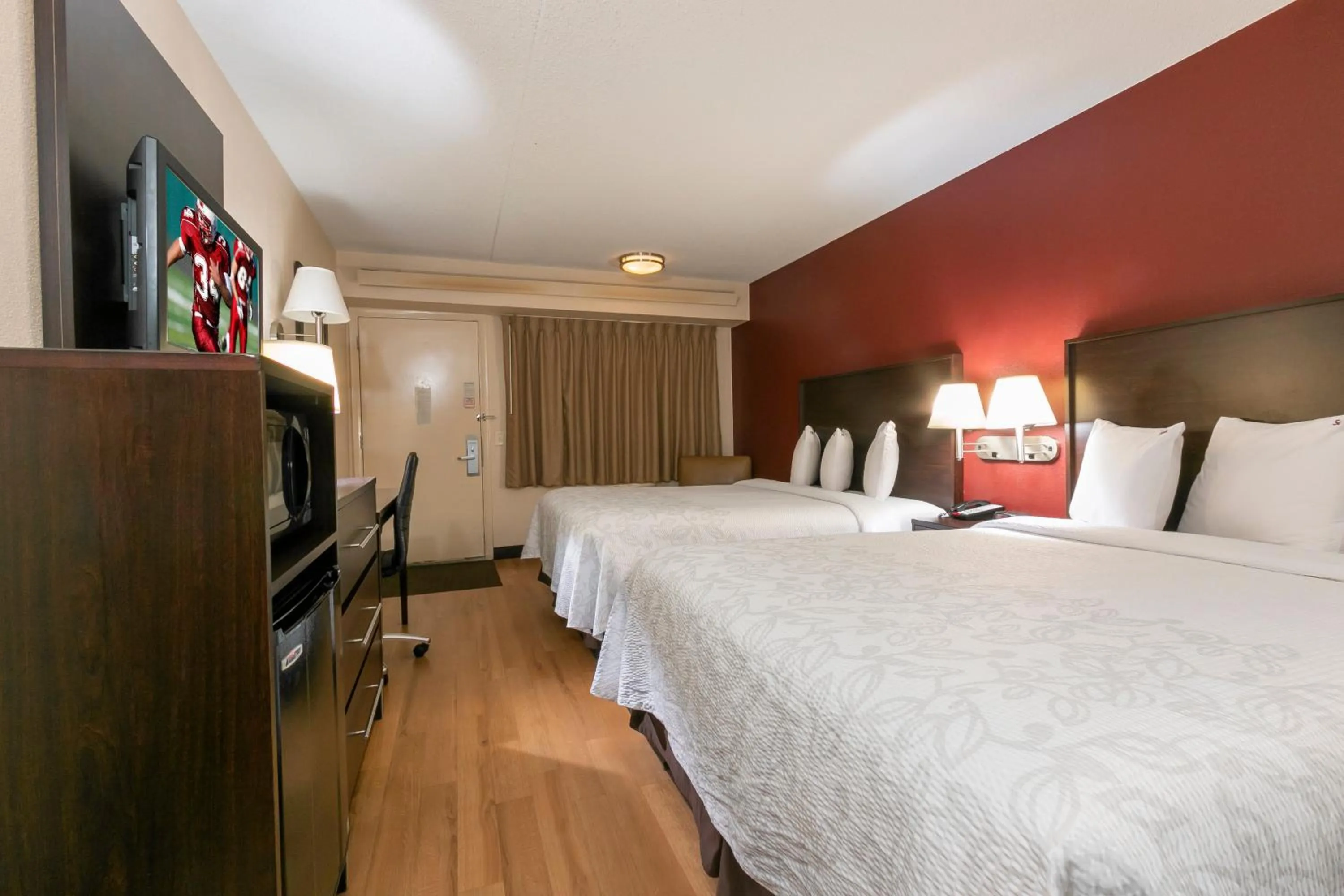 Photo of the whole room, Bed in Red Roof Inn PLUS+ Pittsburgh South - Airport