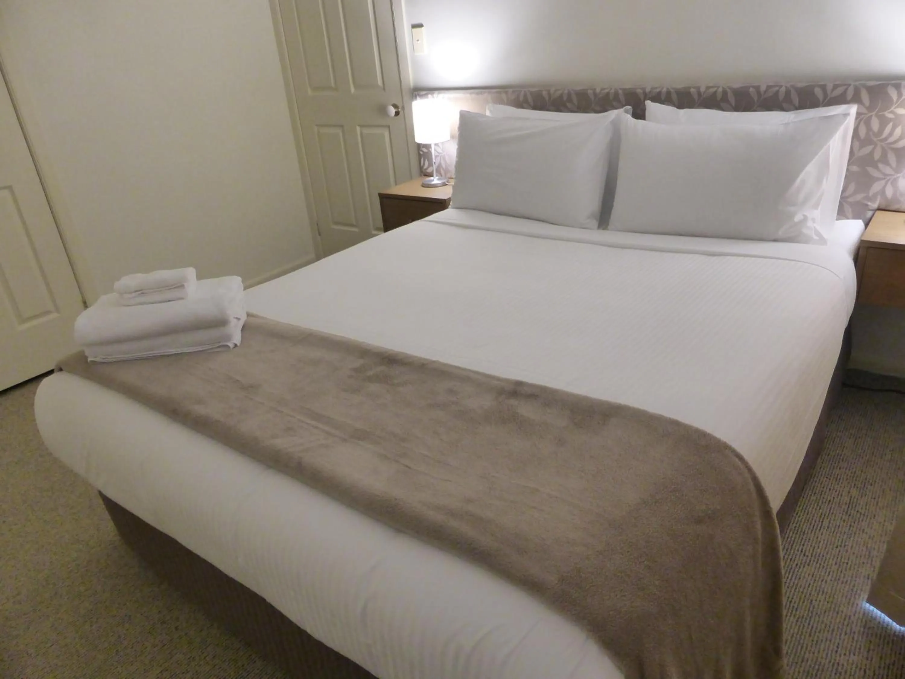 Bedroom, Bed in Lifestyle Apartments at Ferntree