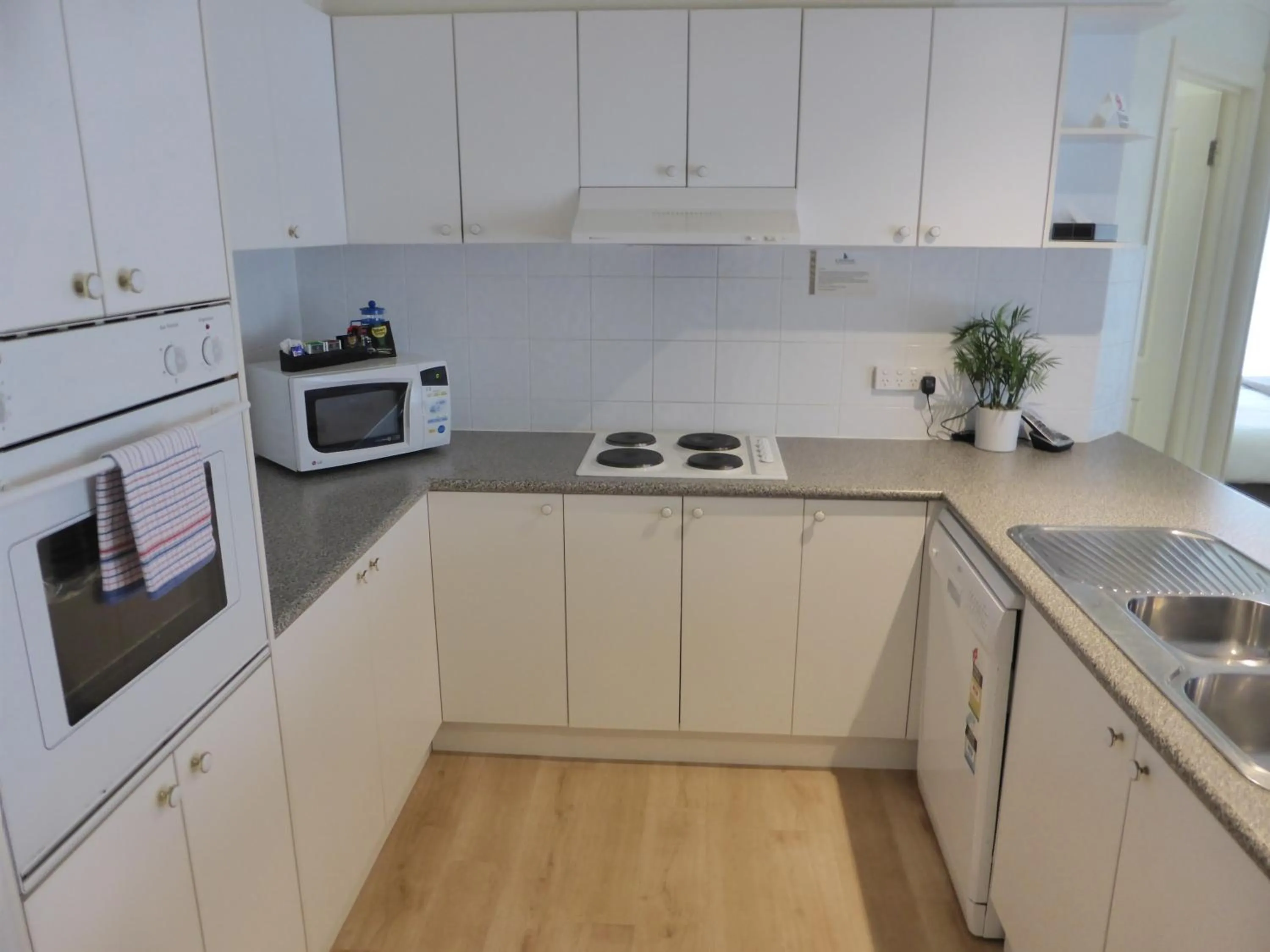 Kitchen or kitchenette in Lifestyle Apartments at Ferntree
