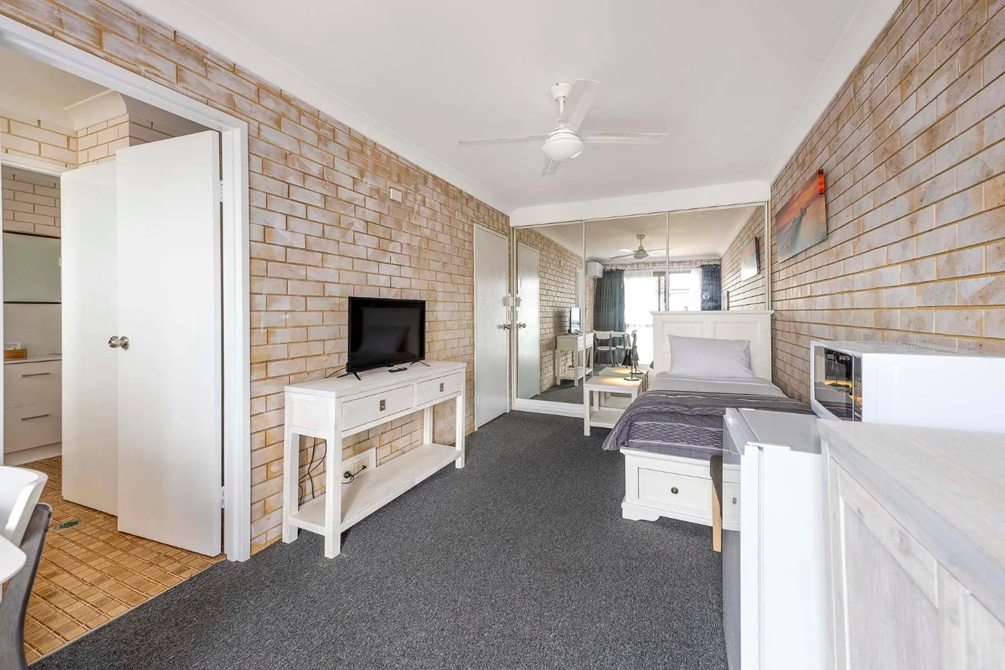 TV and multimedia in Coast Inn Motel