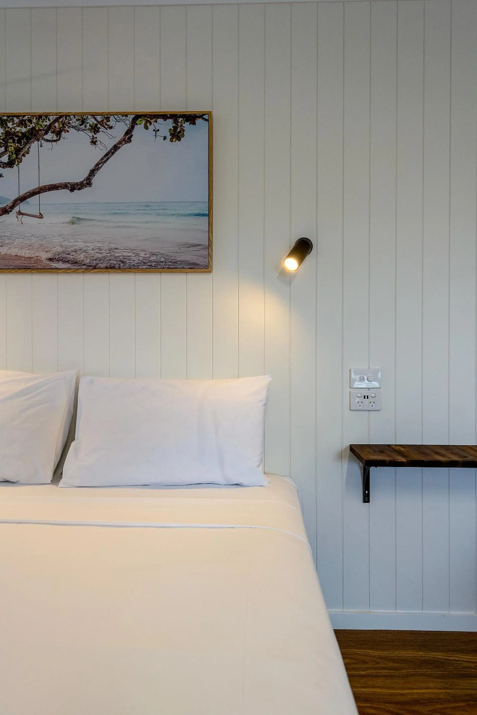 Bed in Coast Inn Motel