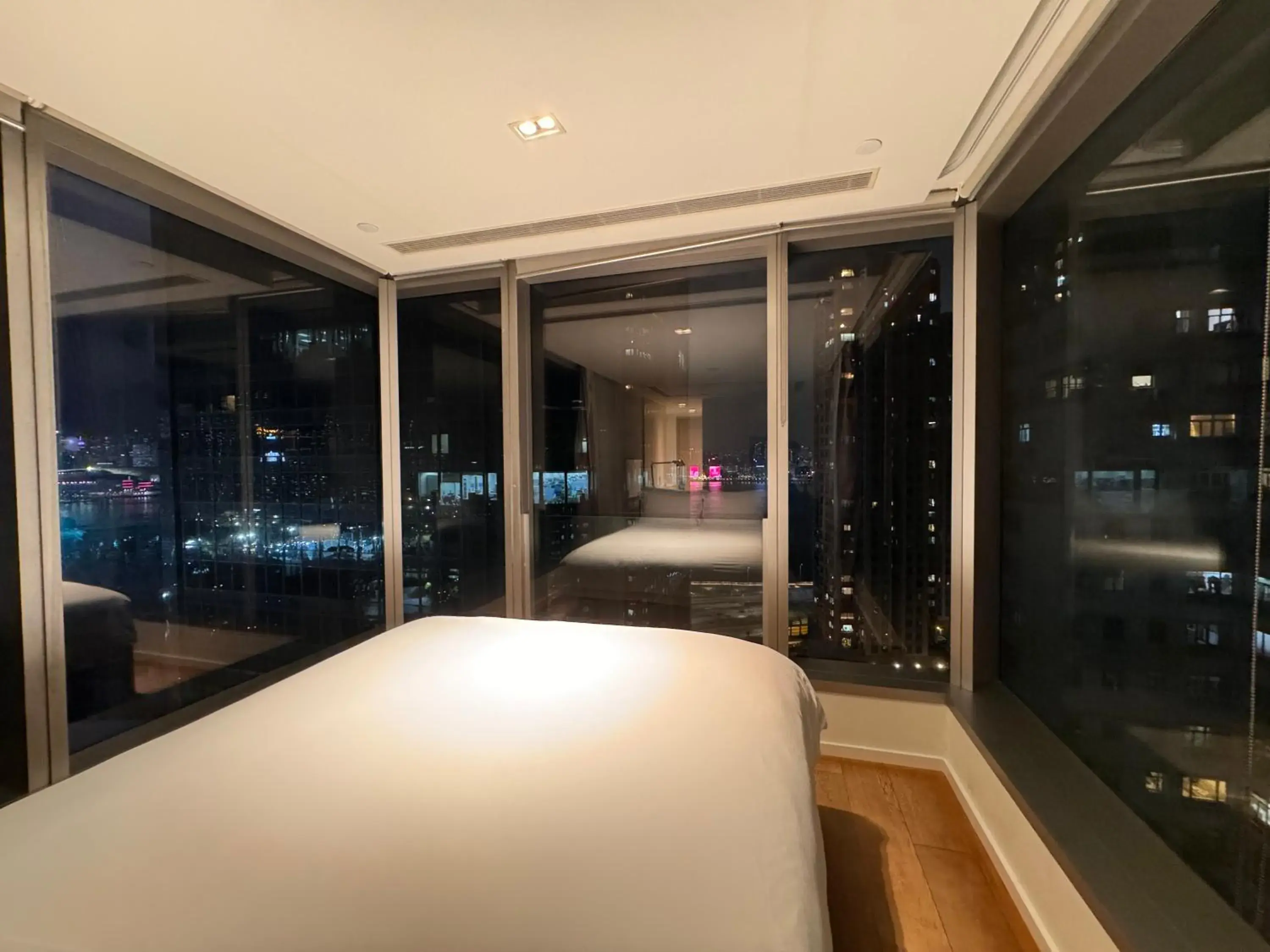 Superior Queen Room in Twenty One Whitfield Superior Queen Room in Twenty One Whitfield