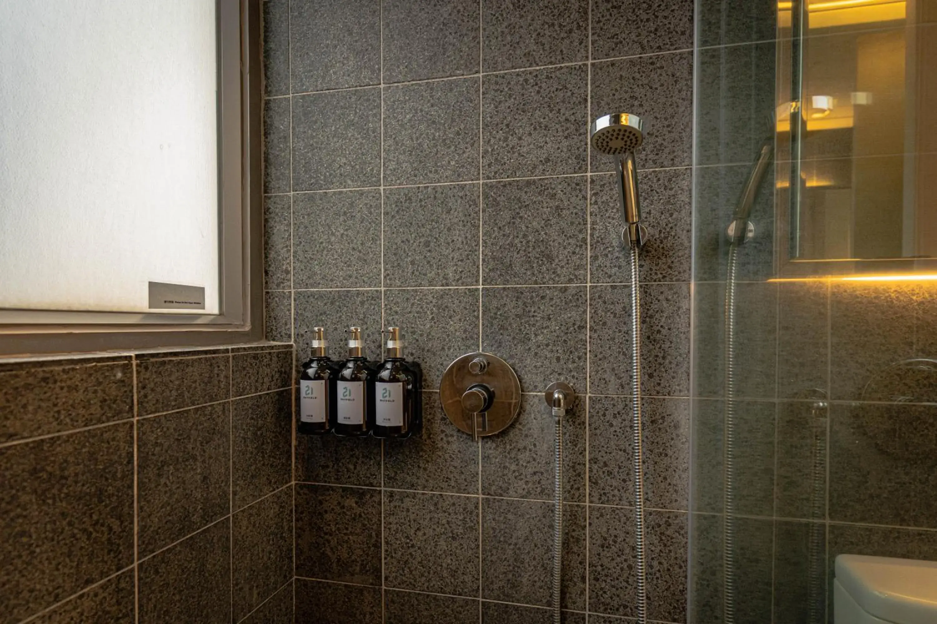 Standard Queen Room in Twenty One Whitfield Standard Queen Room in Twenty One Whitfield