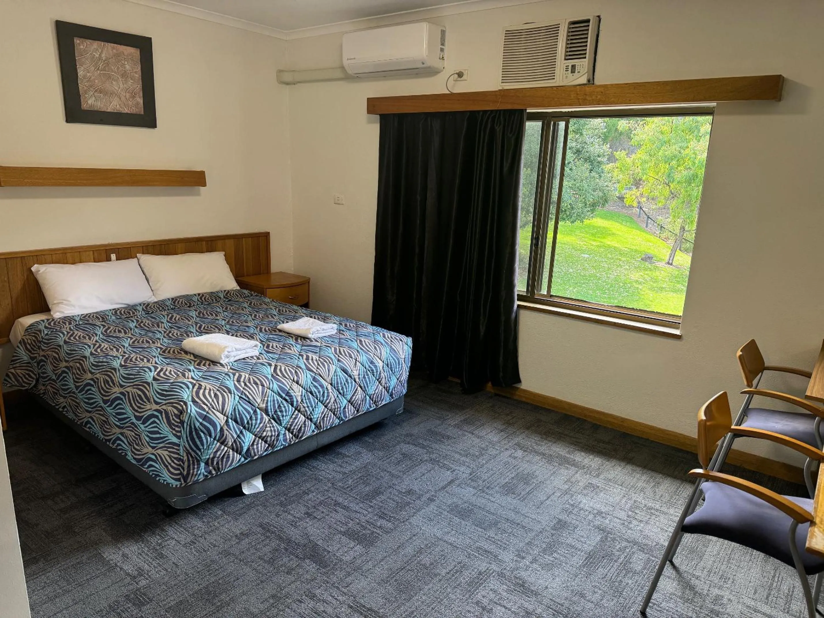 Bedroom, Bed in Tollgate Motel