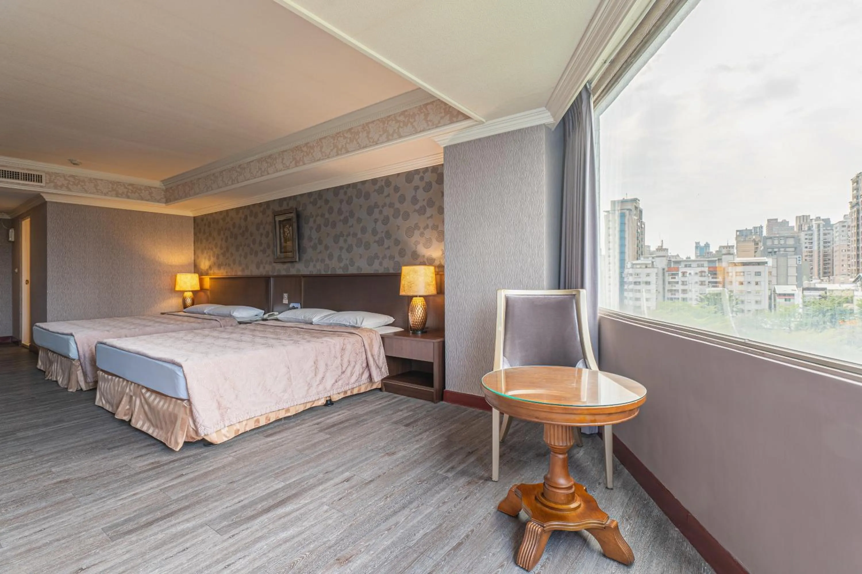 Photo of the whole room, Bed in Hamilton Hotel