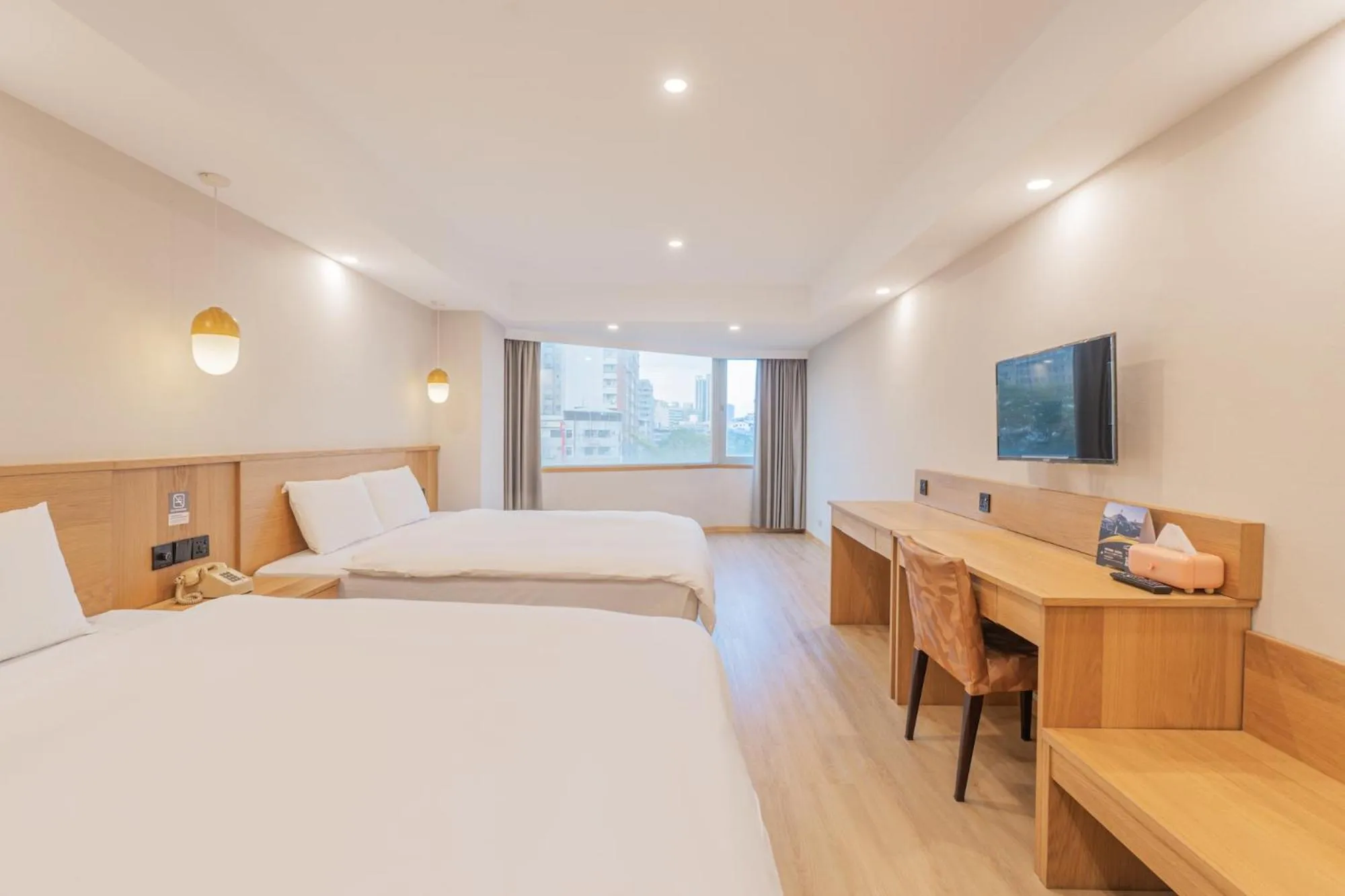 Photo of the whole room, Bed in Hamilton Hotel