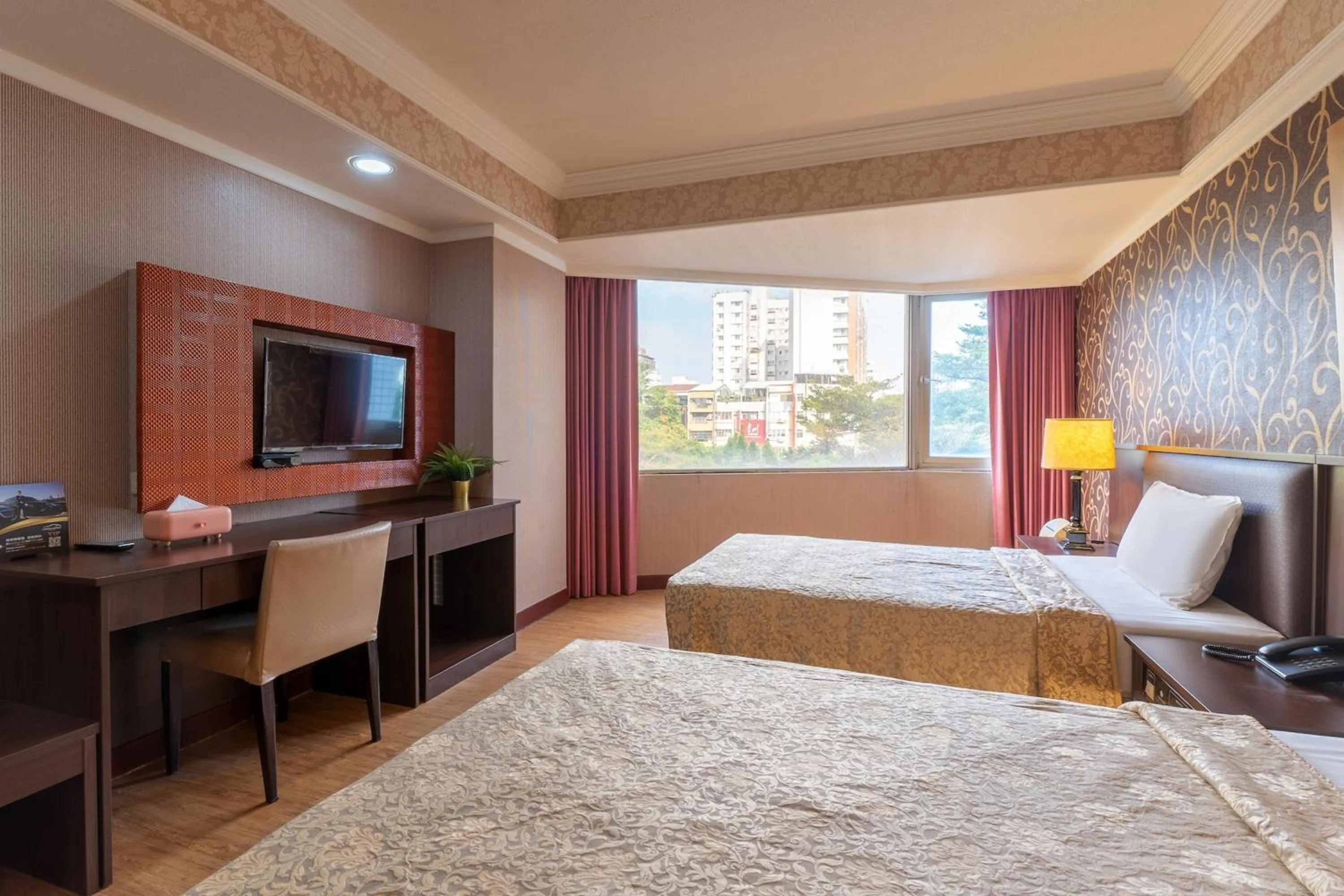 Photo of the whole room, Bed in Hamilton Hotel