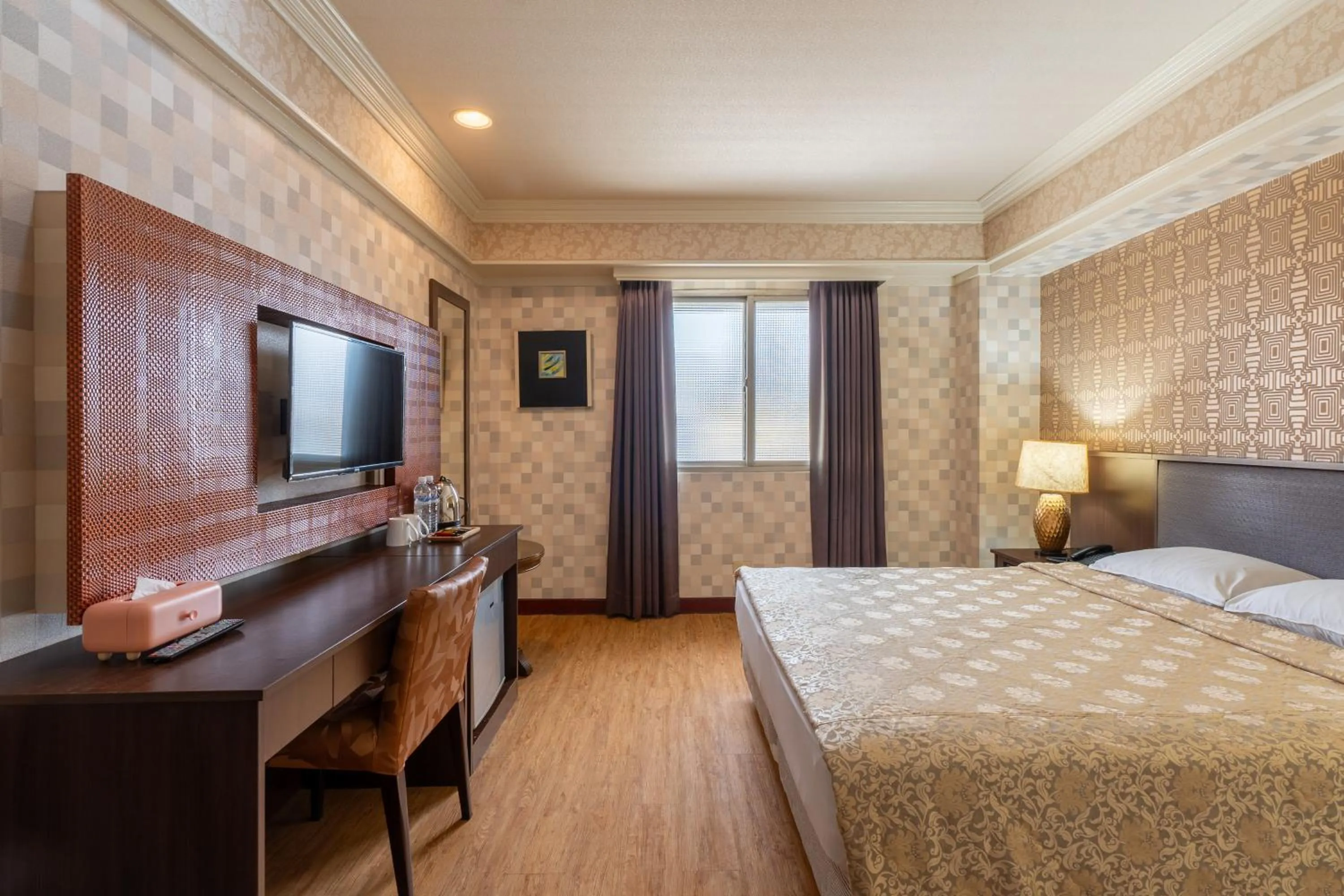 Photo of the whole room, Bed in Hamilton Hotel