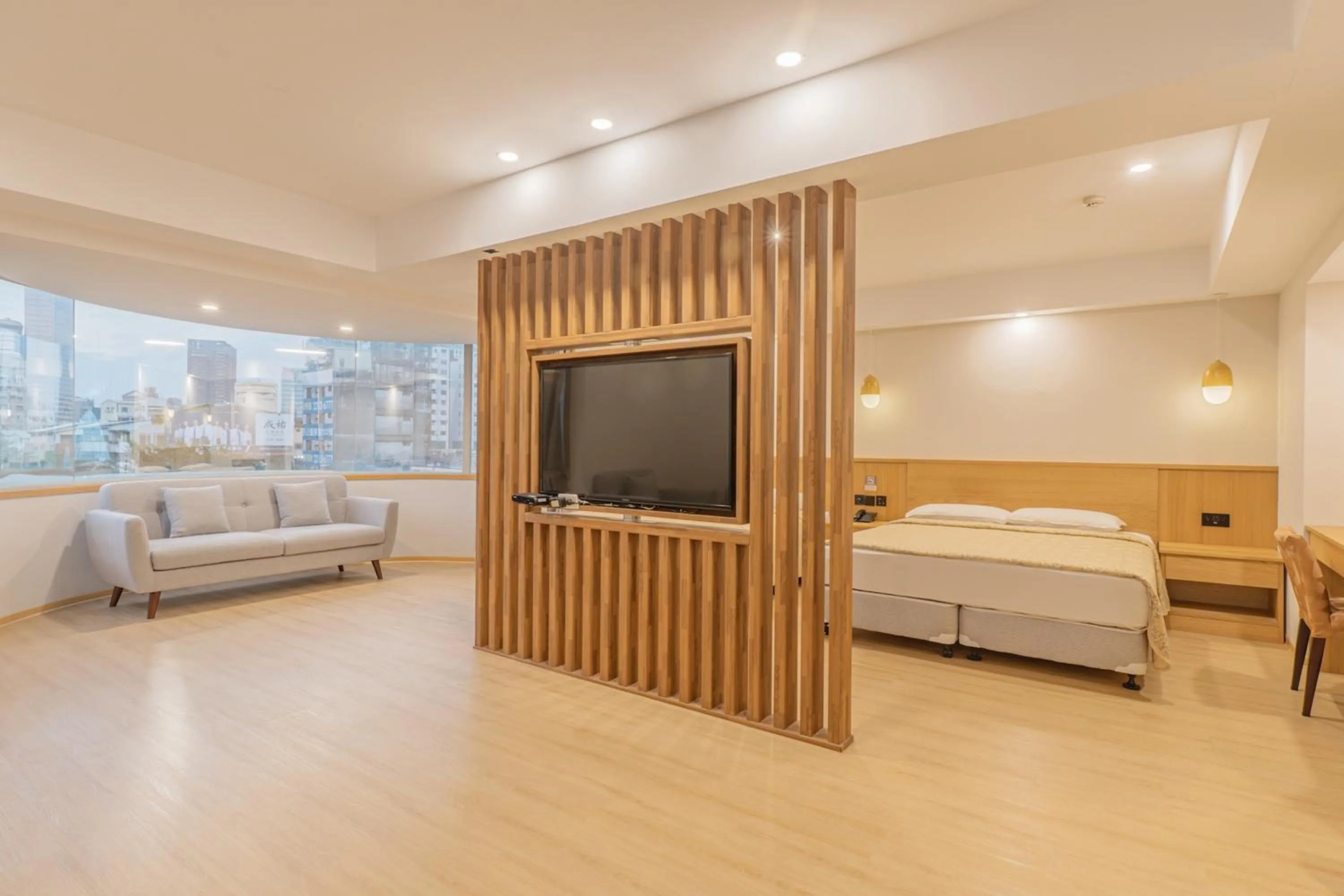 Photo of the whole room, Bed in Hamilton Hotel