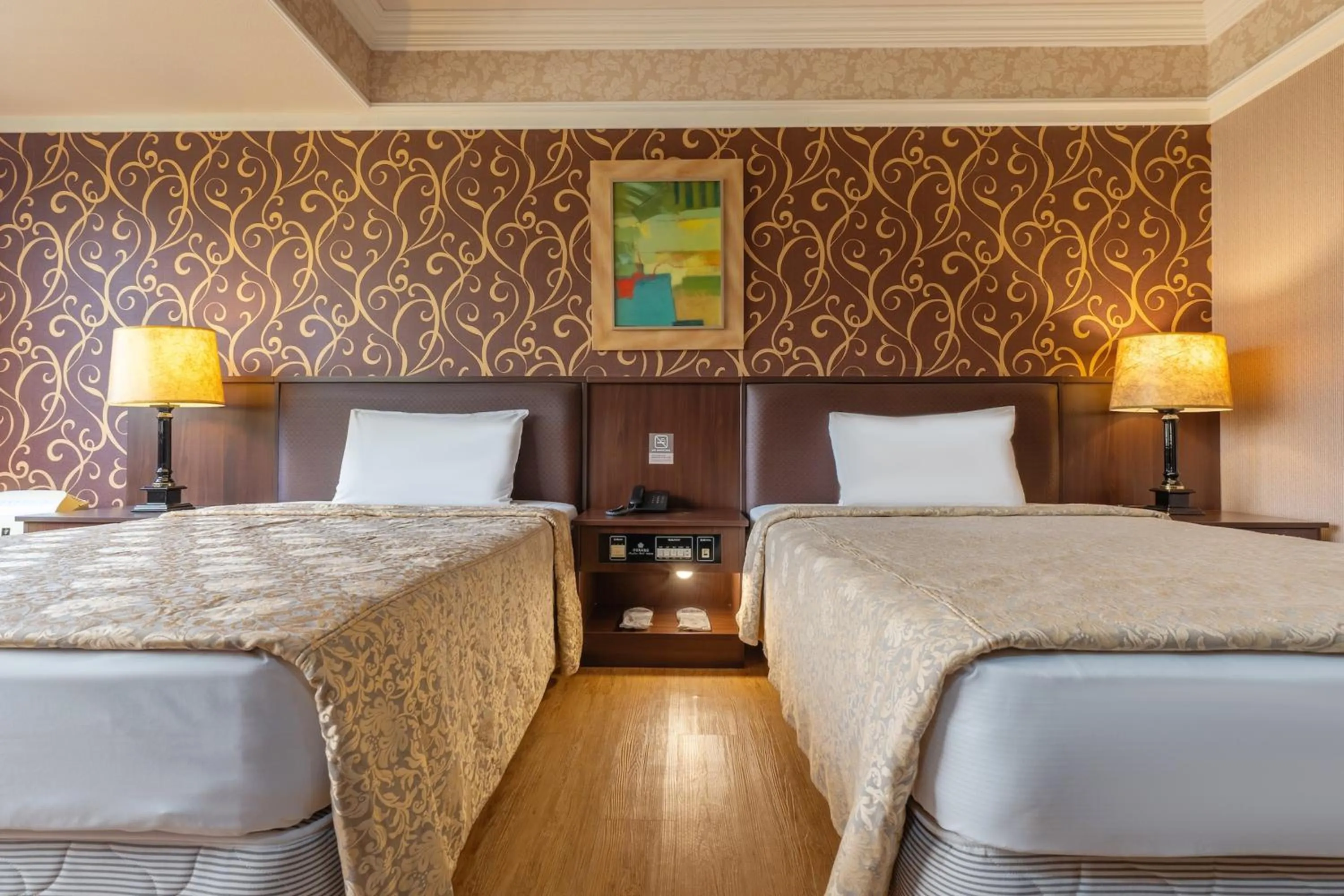 Photo of the whole room, Bed in Hamilton Hotel