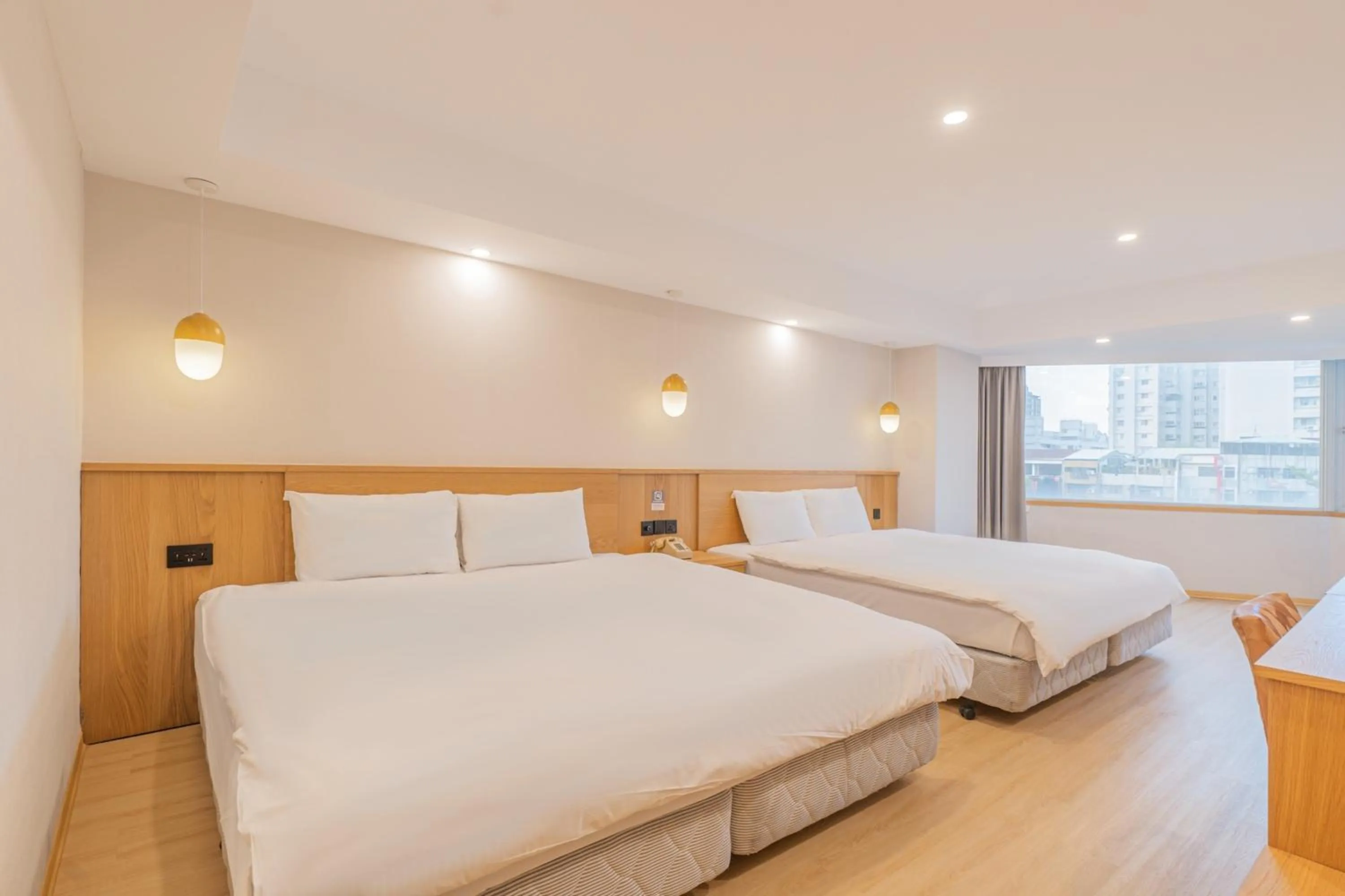 Photo of the whole room, Bed in Hamilton Hotel