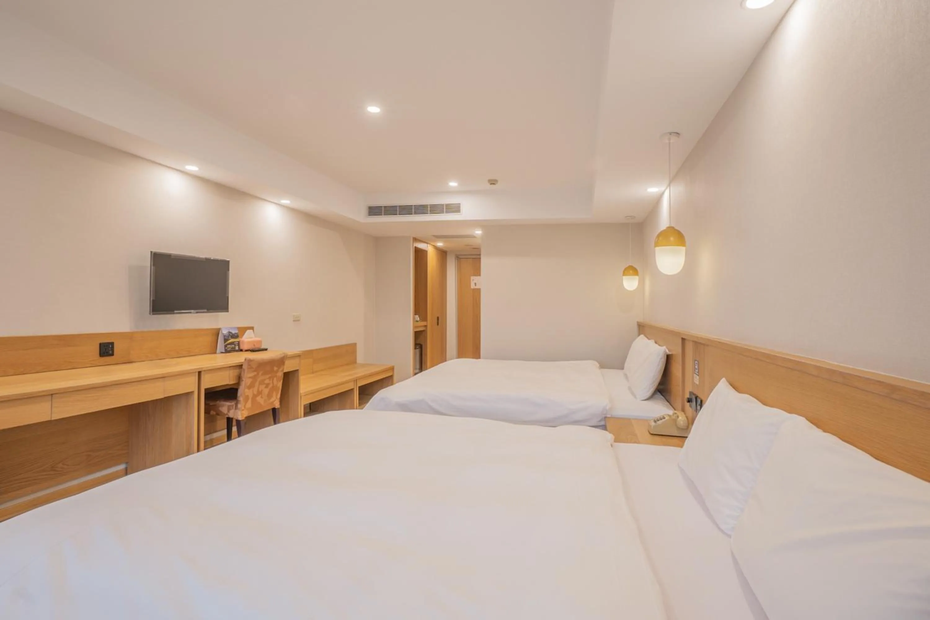 Photo of the whole room, Bed in Hamilton Hotel