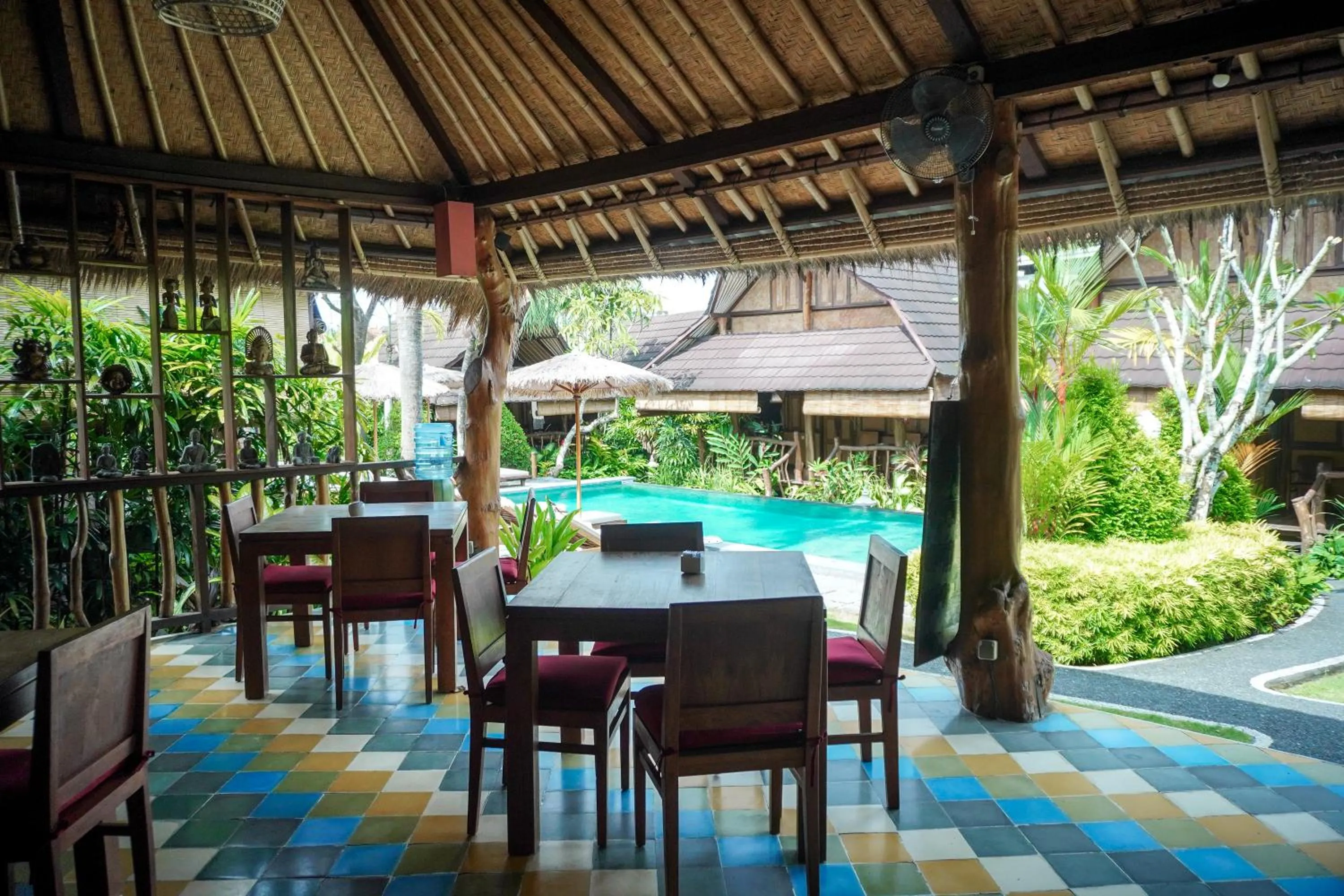 Restaurant/places to eat in The Calmtree Bungalows