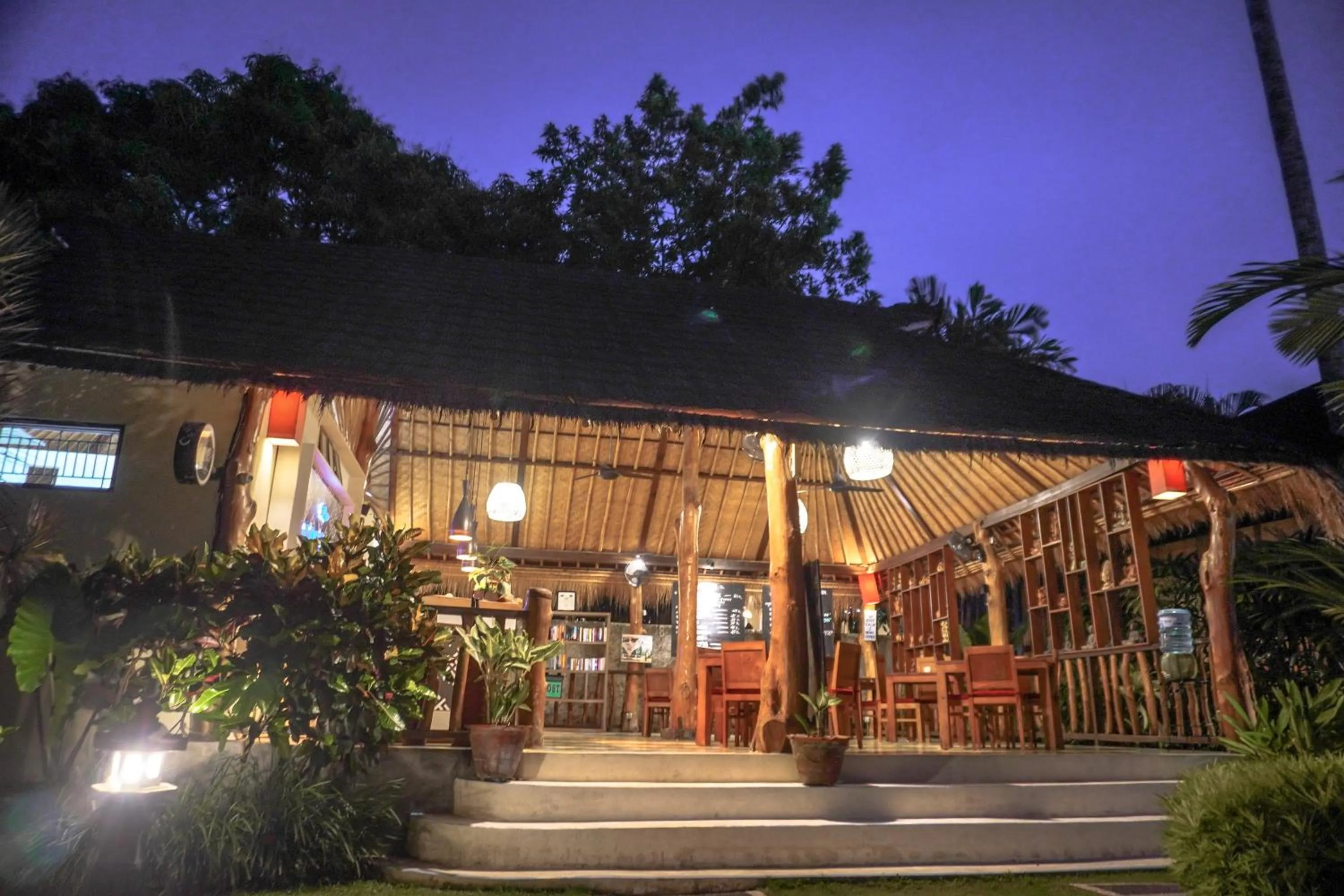 Restaurant/places to eat in The Calmtree Bungalows