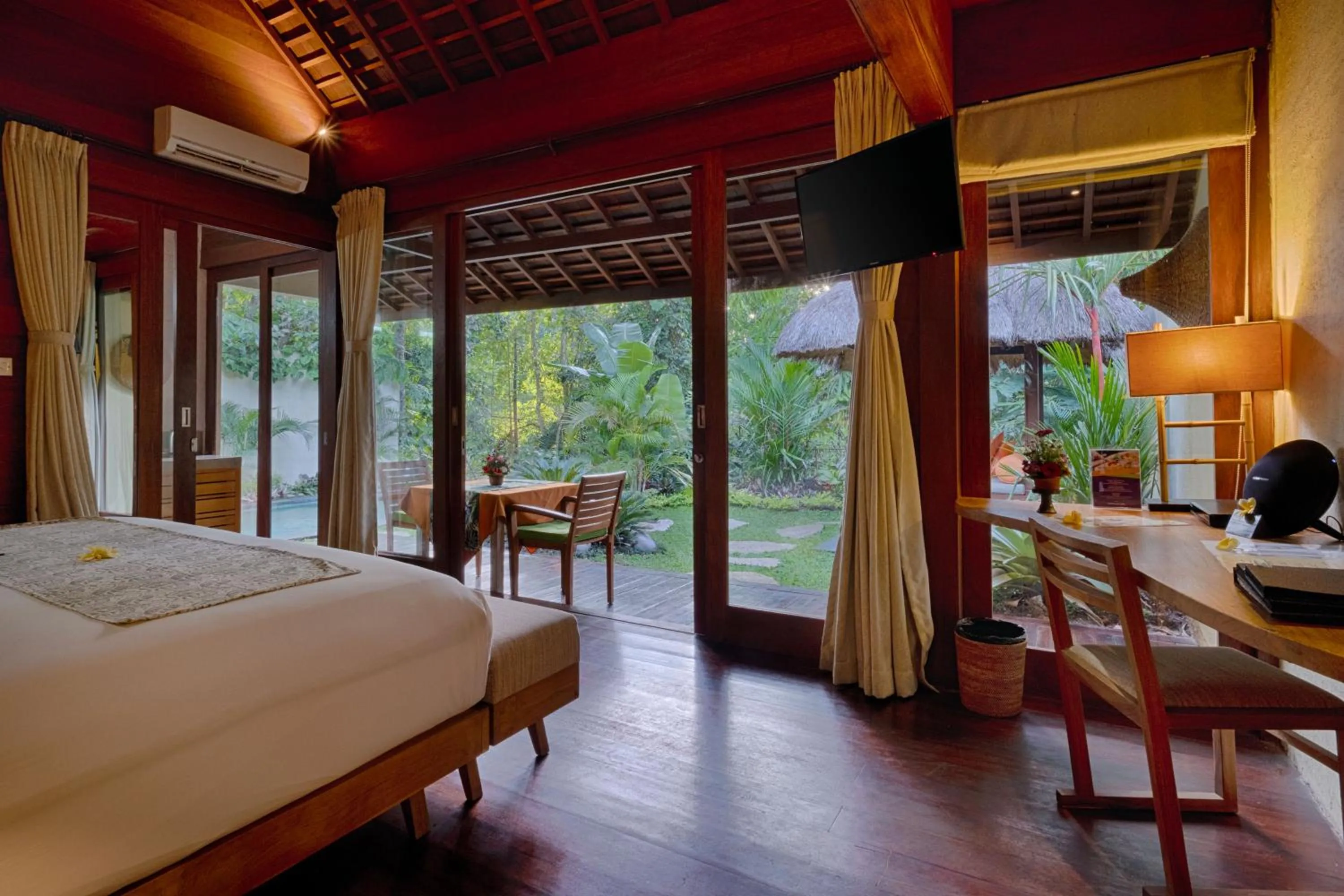Photo of the whole room, Bed in Ubud Padi Villas