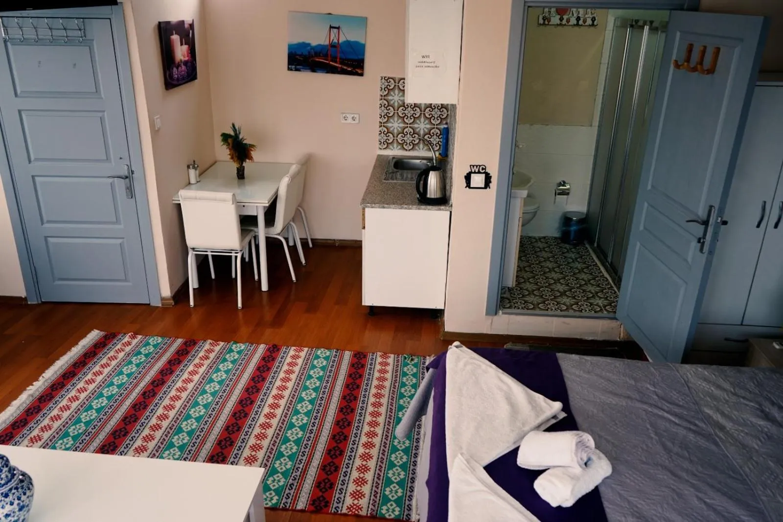 Kitchen or kitchenette, Bed in Medellin Apart Hotel Istanbul