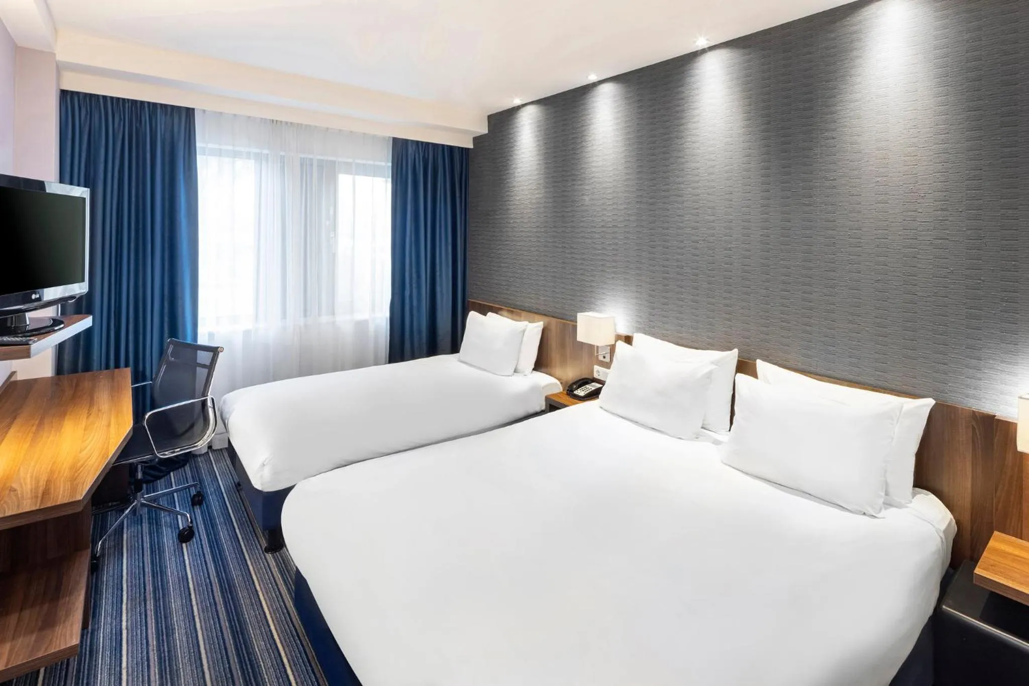Photo of the whole room, Bed in Holiday Inn Express Arnhem by IHG