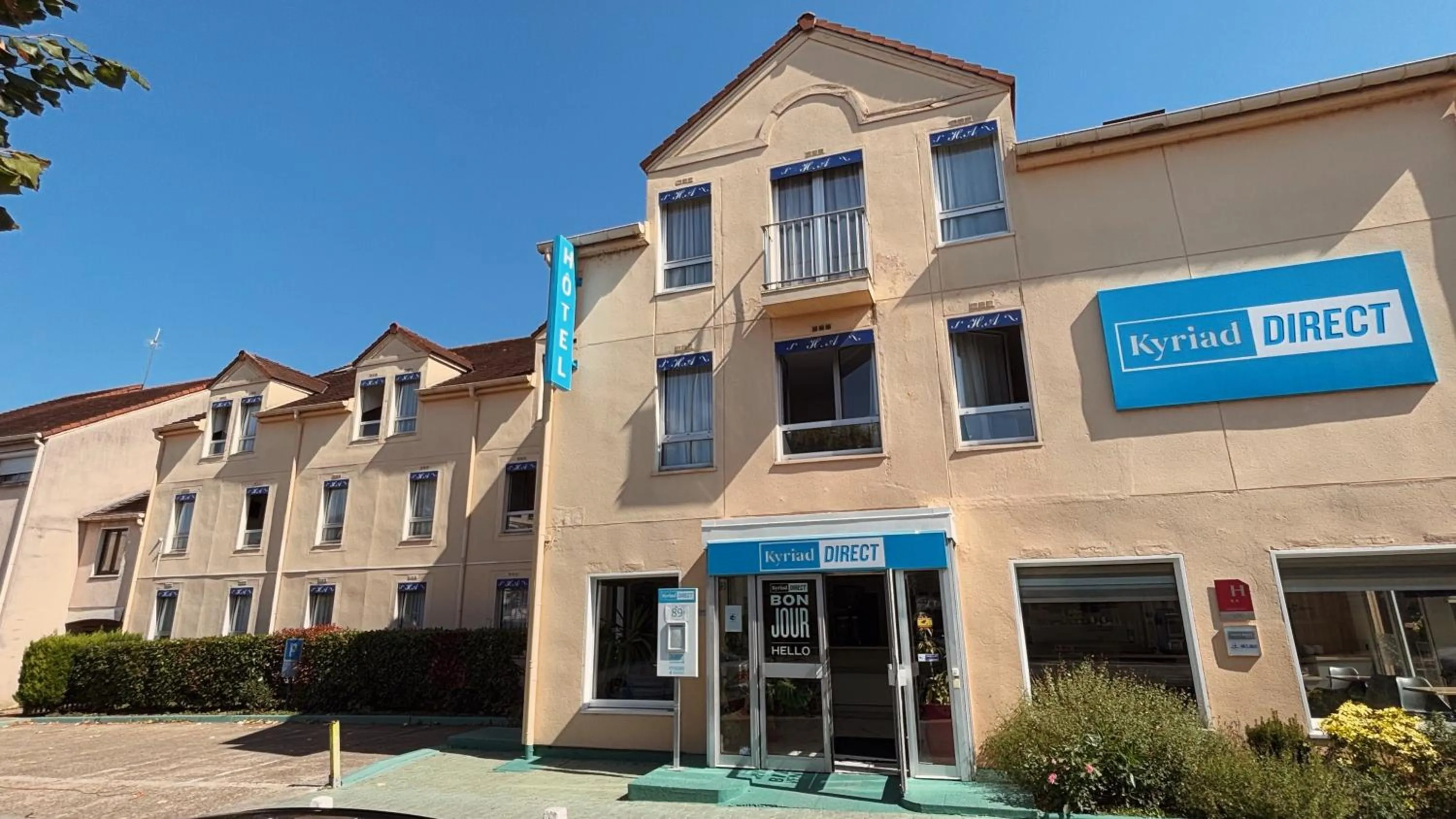 Property building in Kyriad Direct Arpajon