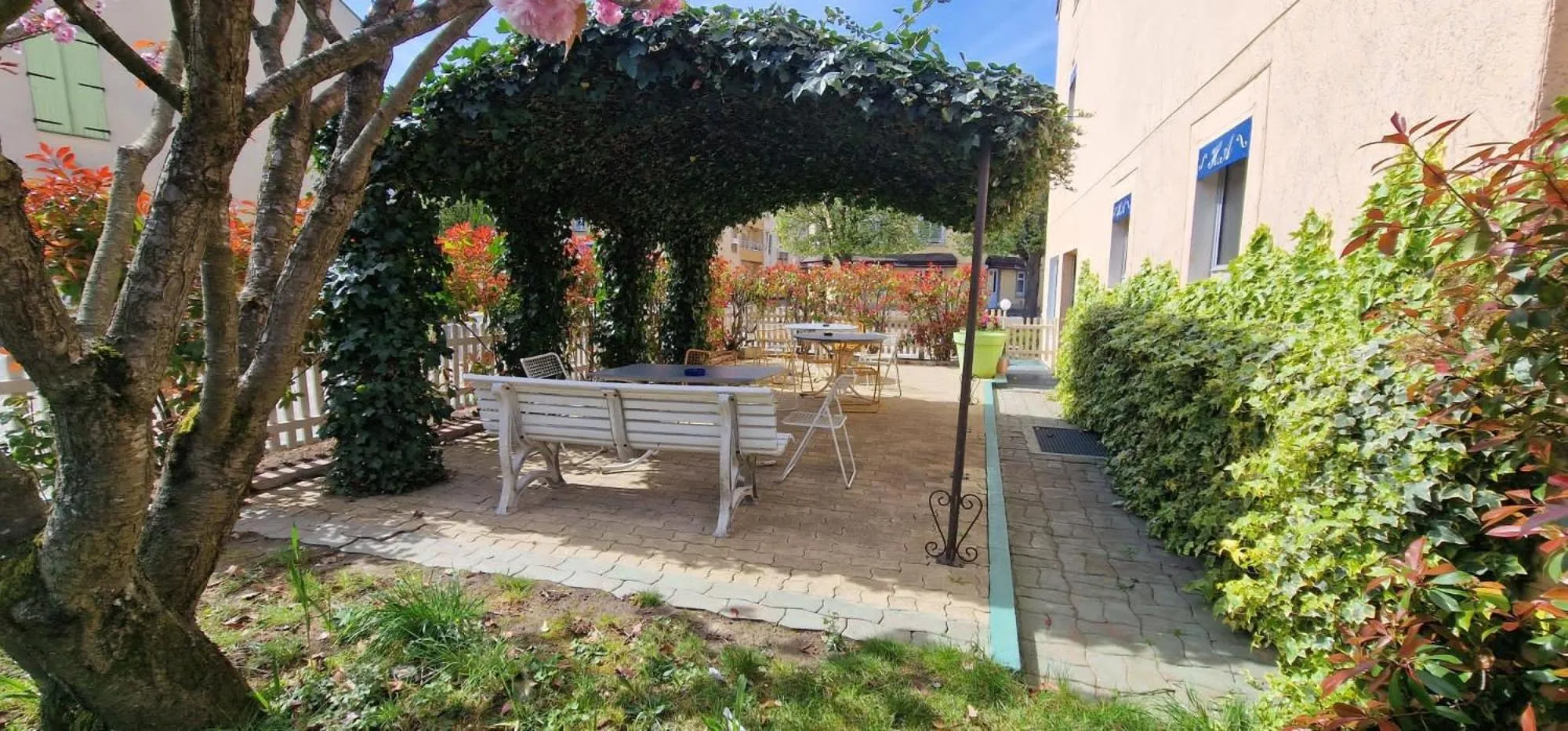 Patio in Kyriad Direct Arpajon