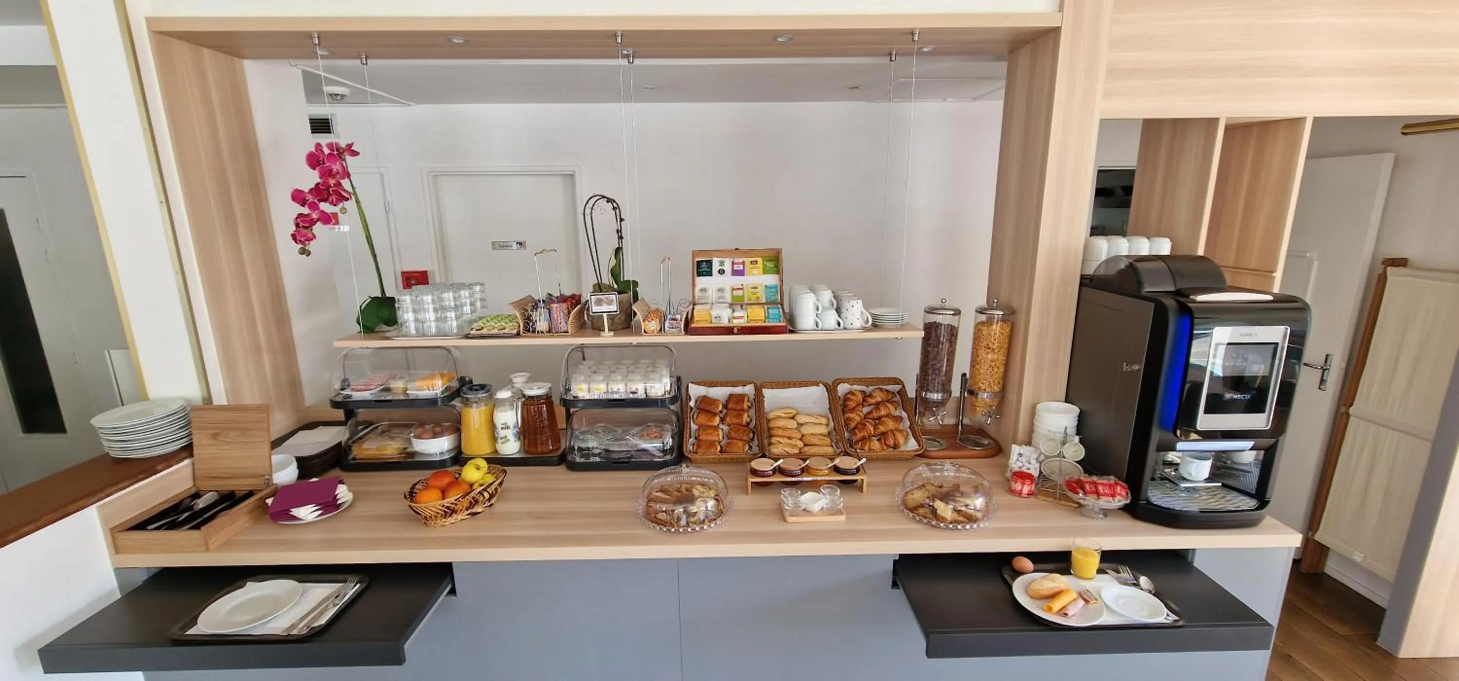 Coffee/tea facilities in Kyriad Direct Arpajon