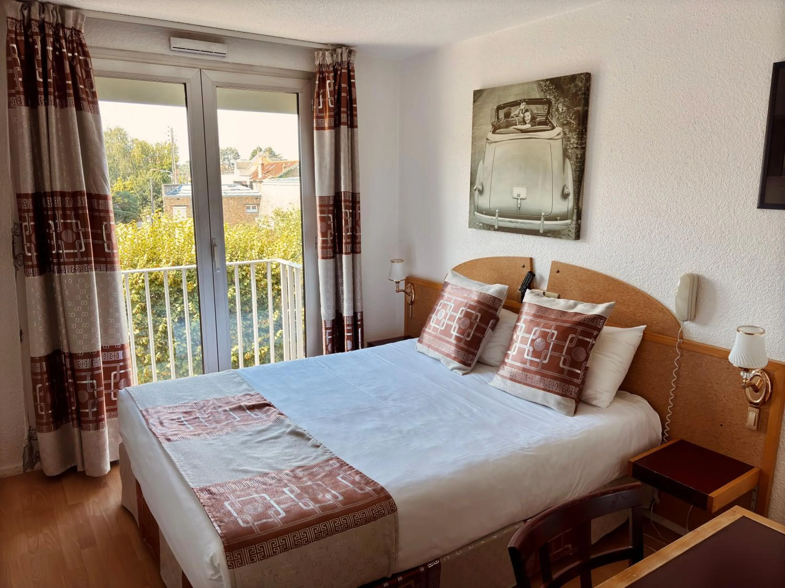 Bedroom, Bed in Kyriad Direct Arpajon