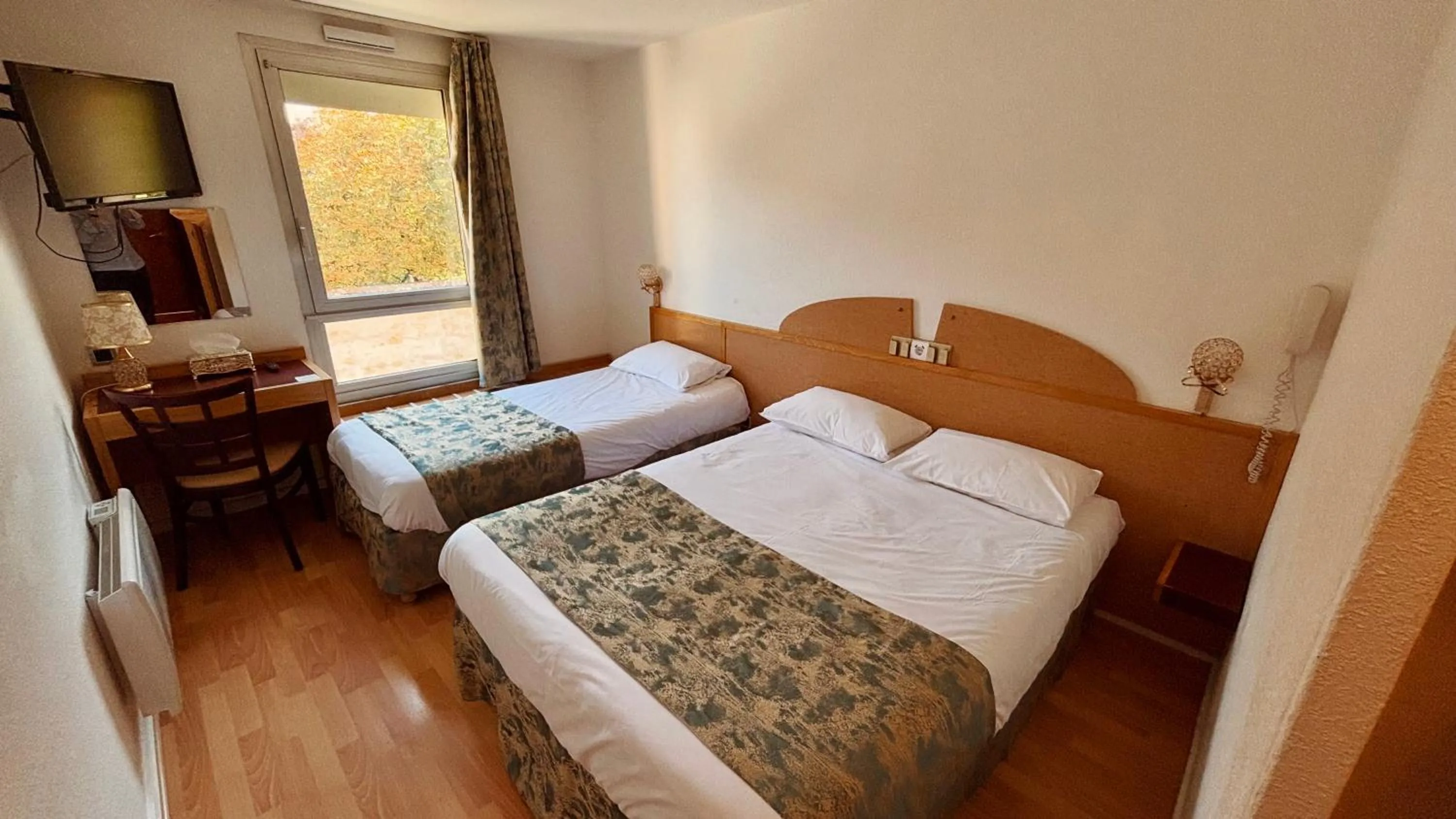 Bedroom, Bed in Kyriad Direct Arpajon