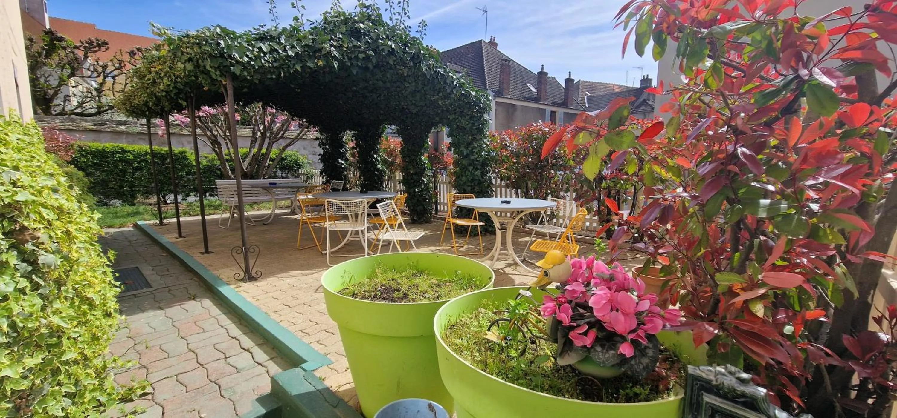 Patio in Kyriad Direct Arpajon