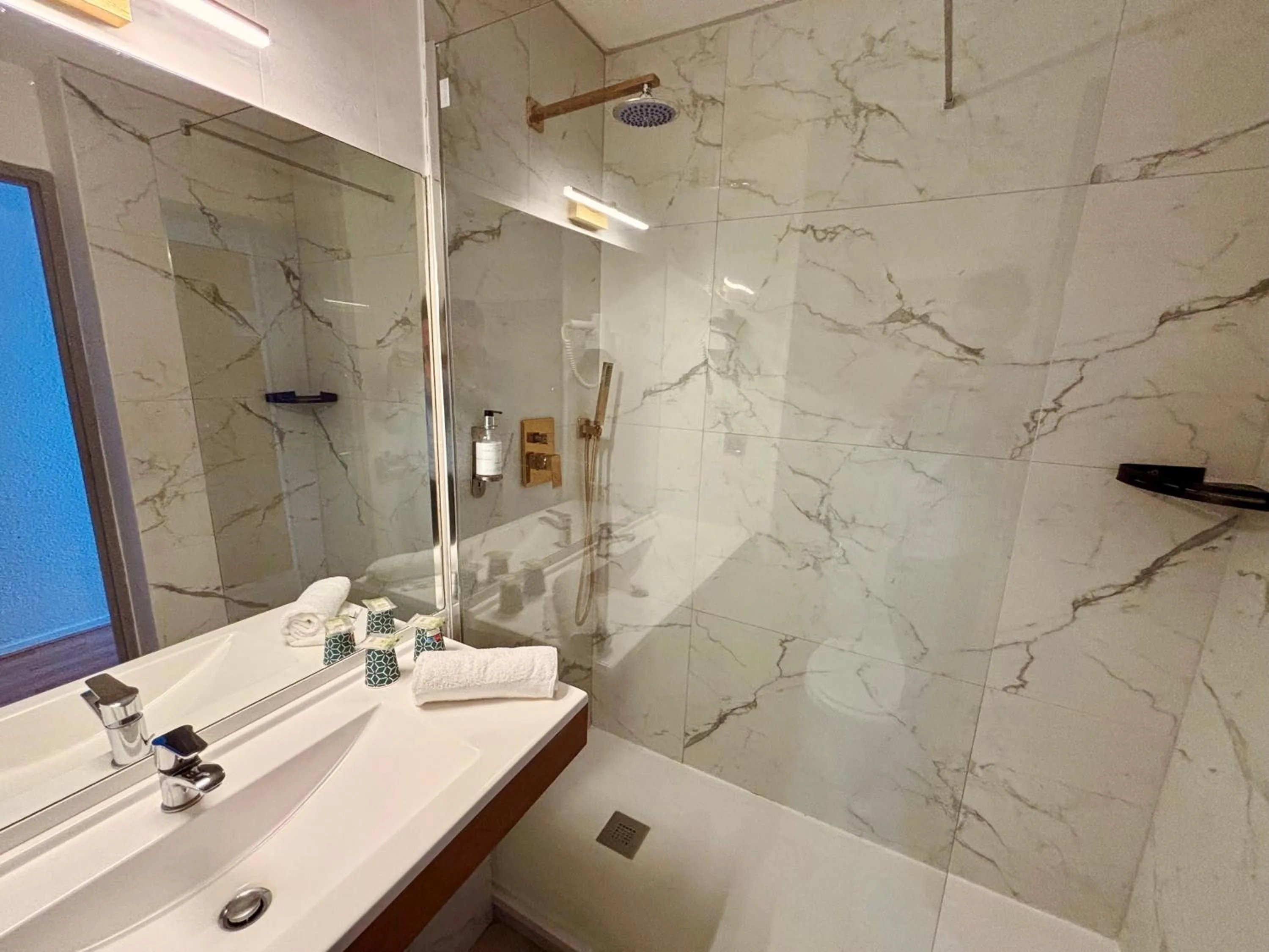 Bathroom in Kyriad Direct Arpajon