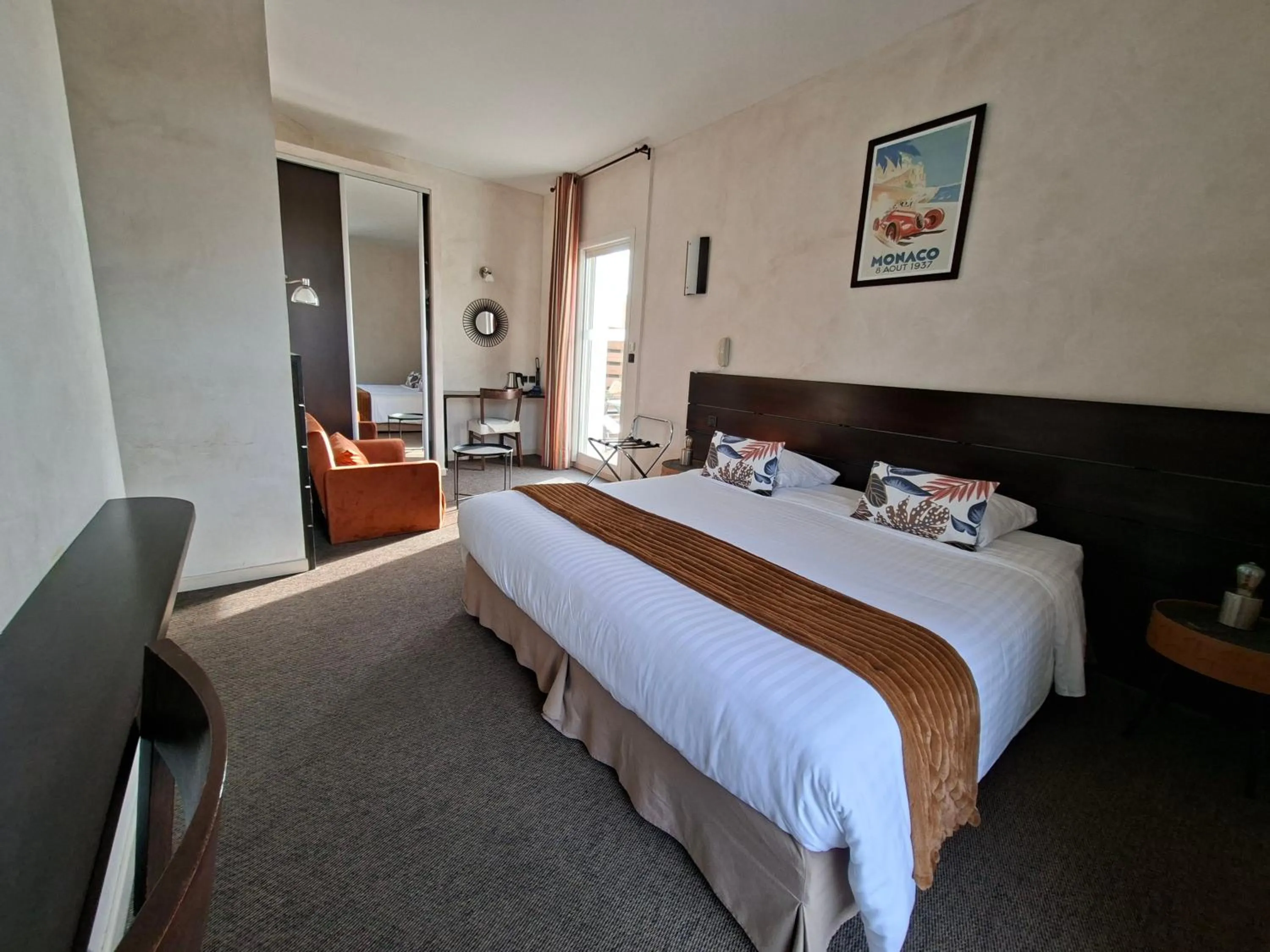 Property building, Bed in Logis Hôtel Synaya