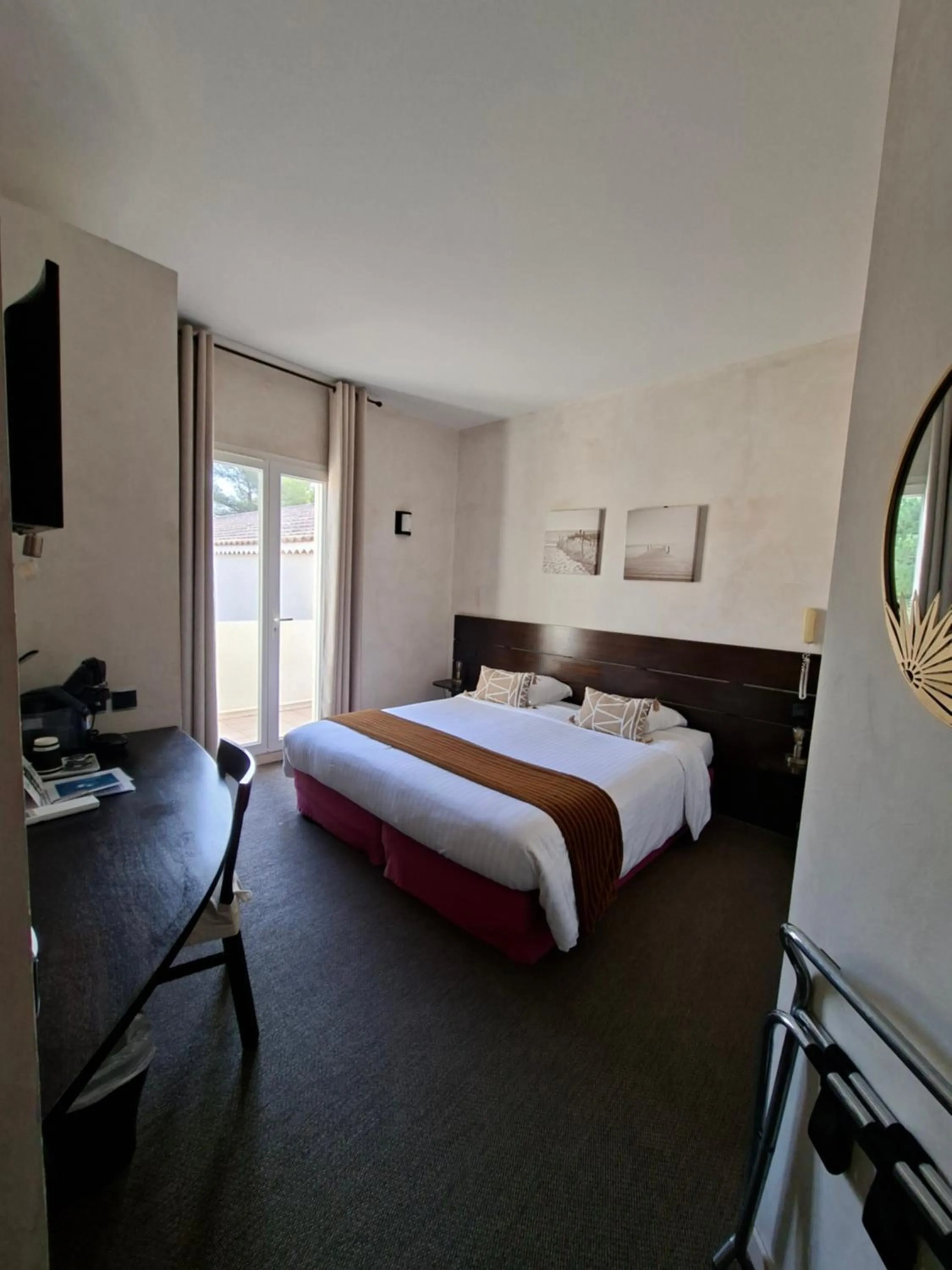 Property building, Bed in Logis Hôtel Synaya