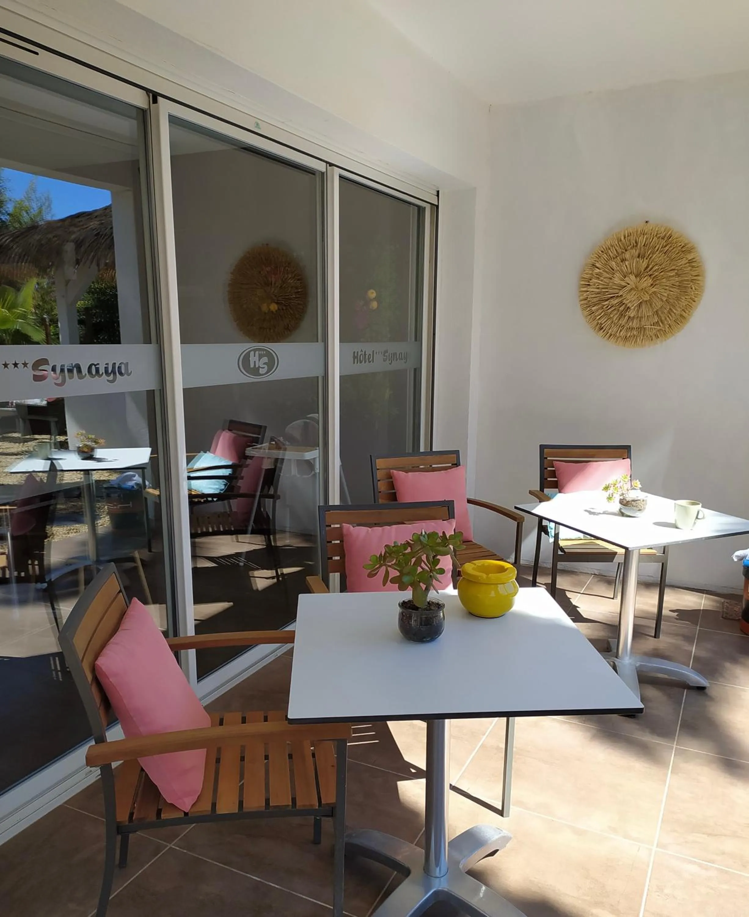 Property building in hôtel Le Synaya