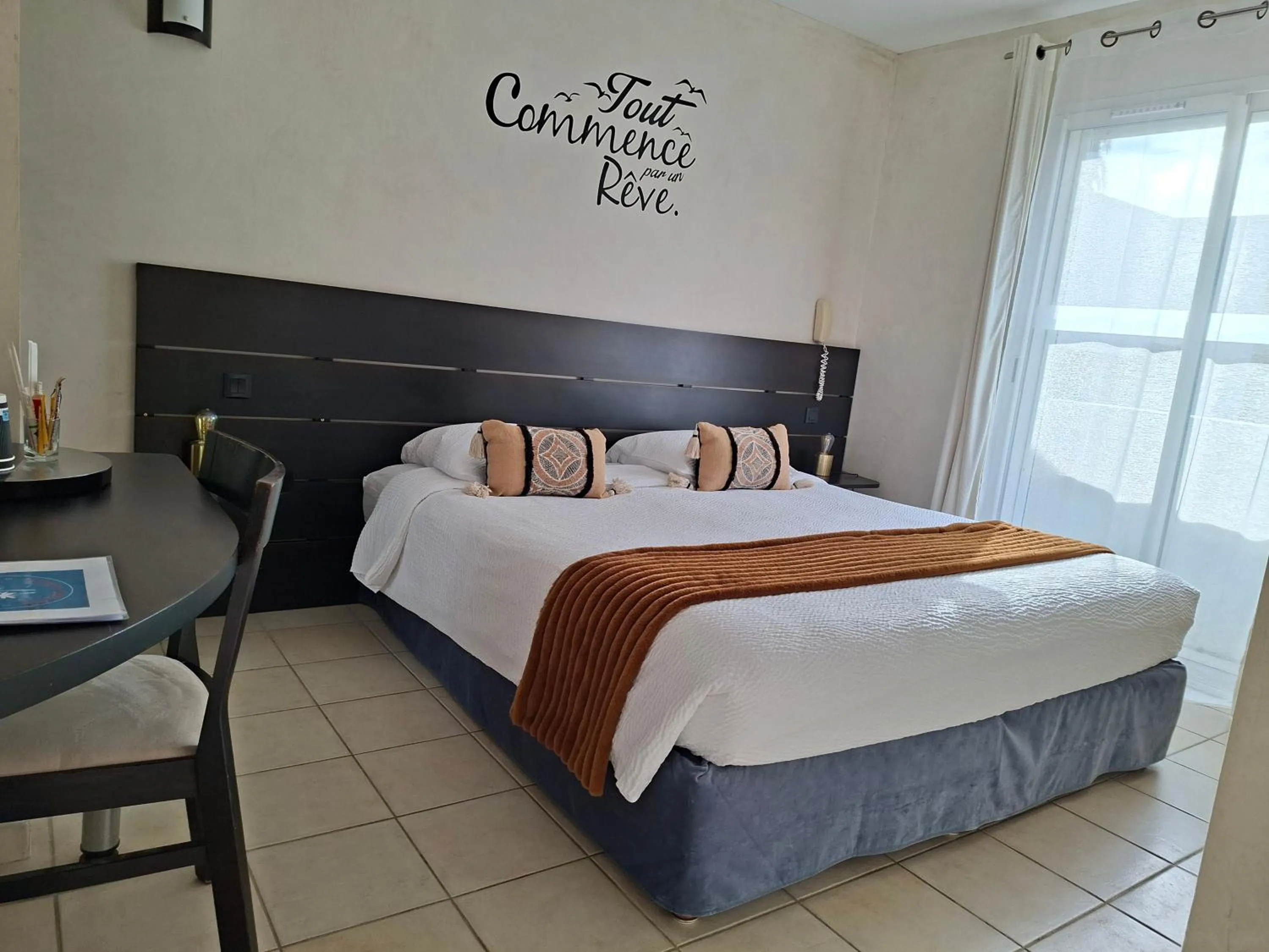 Property building, Bed in Logis Hôtel Synaya