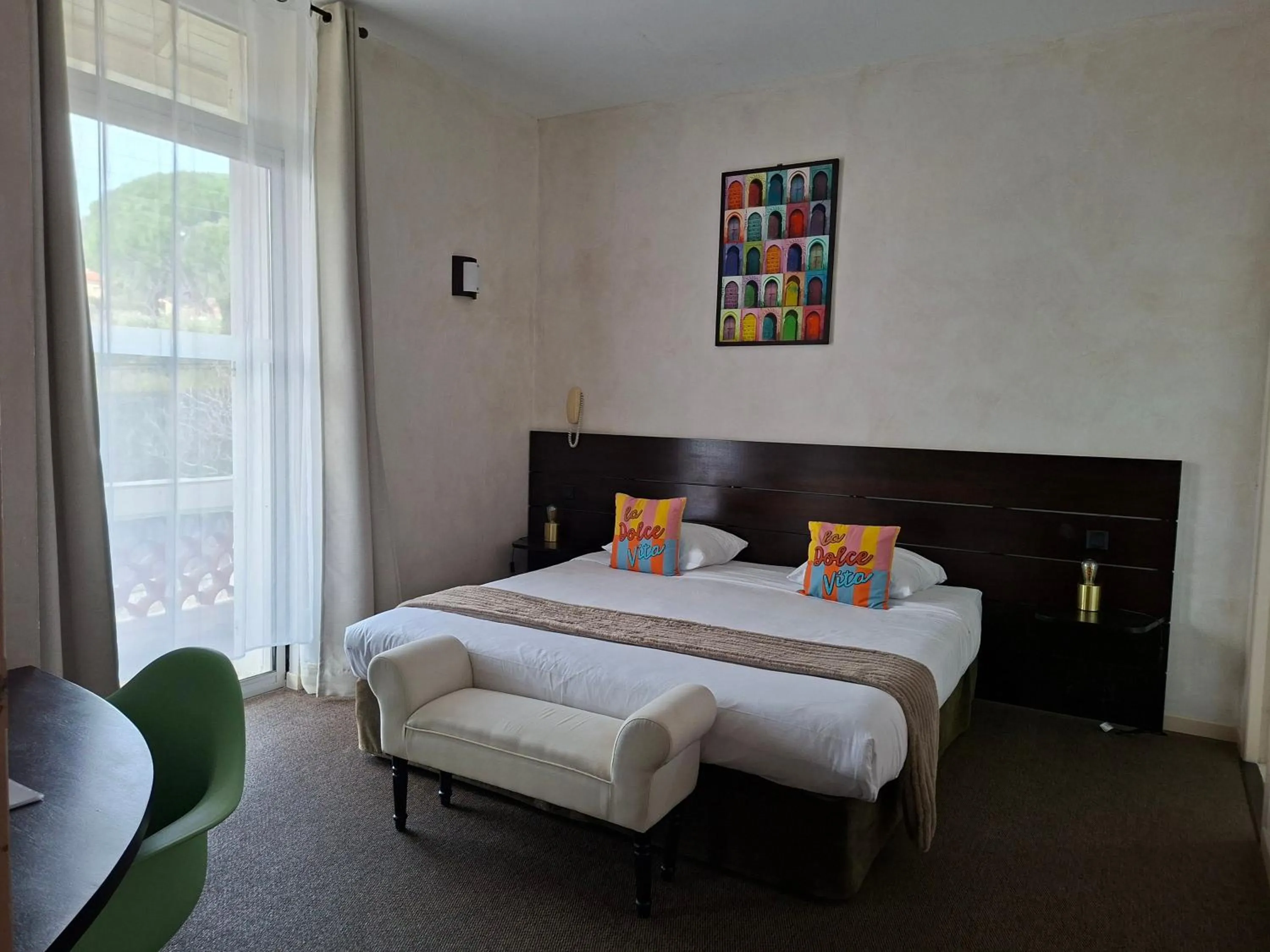 Property building, Bed in Logis Hôtel Synaya