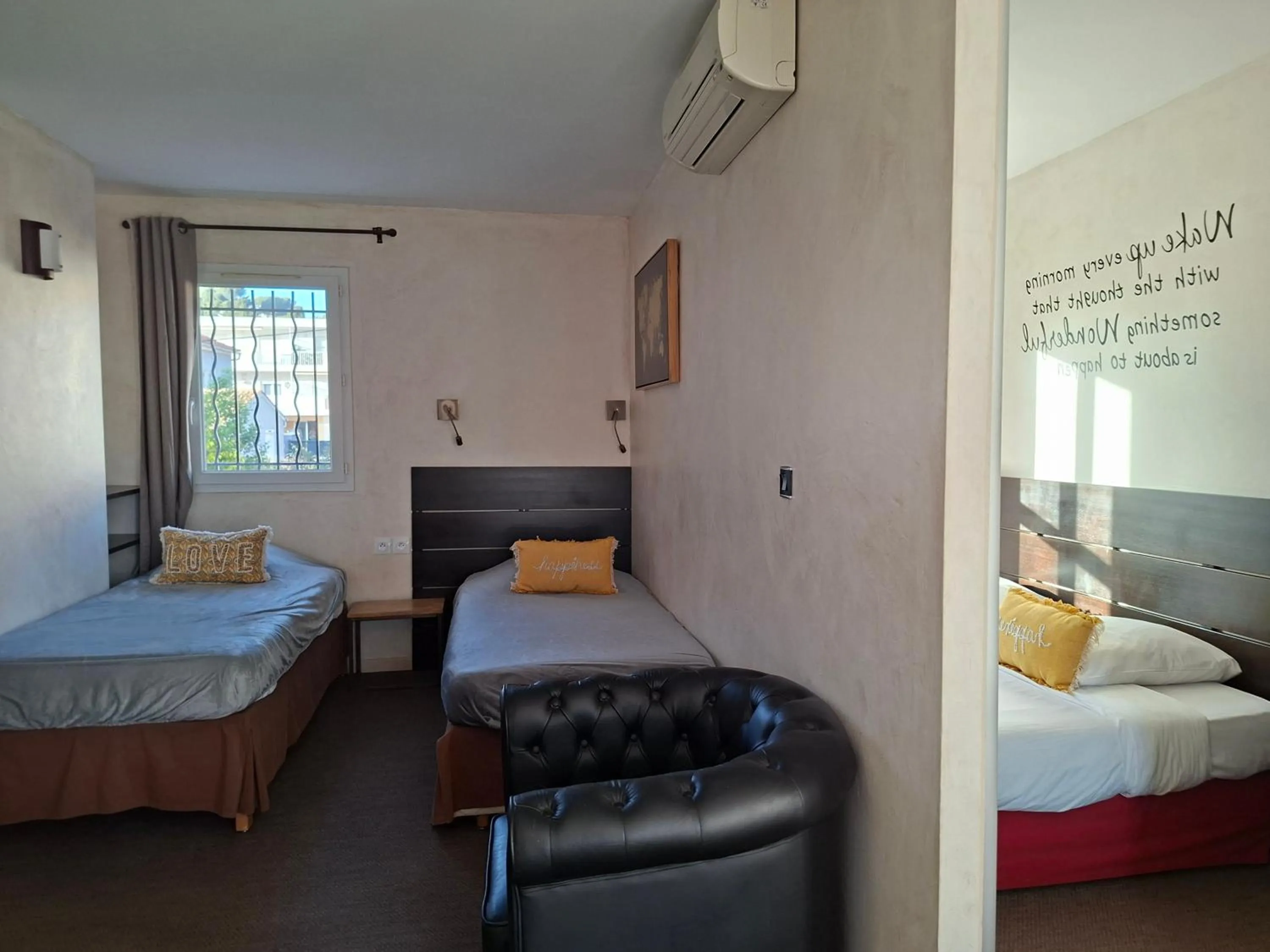 Property building, Bed in Logis Hôtel Synaya