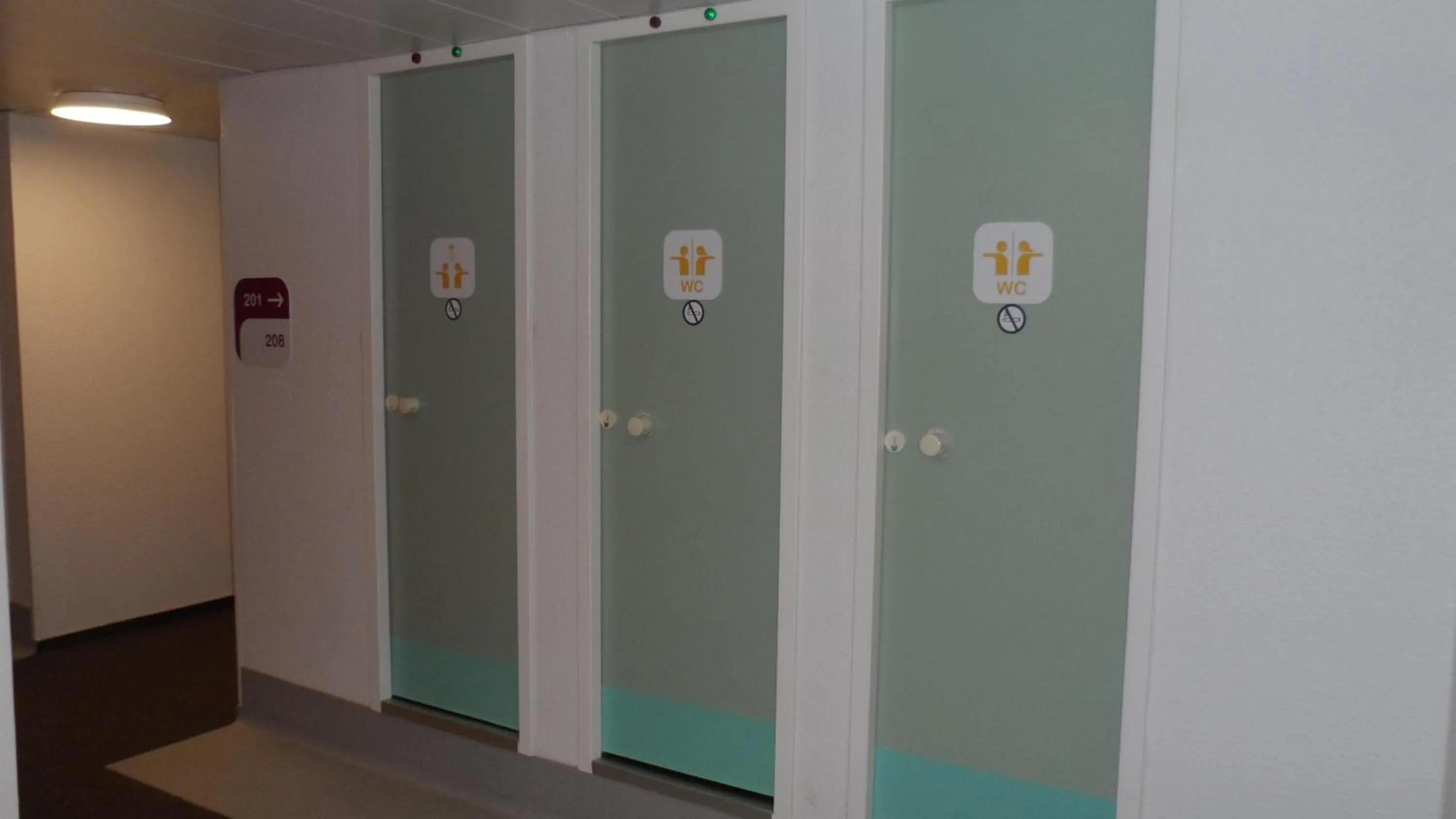 Shower in hotelF1 Blois