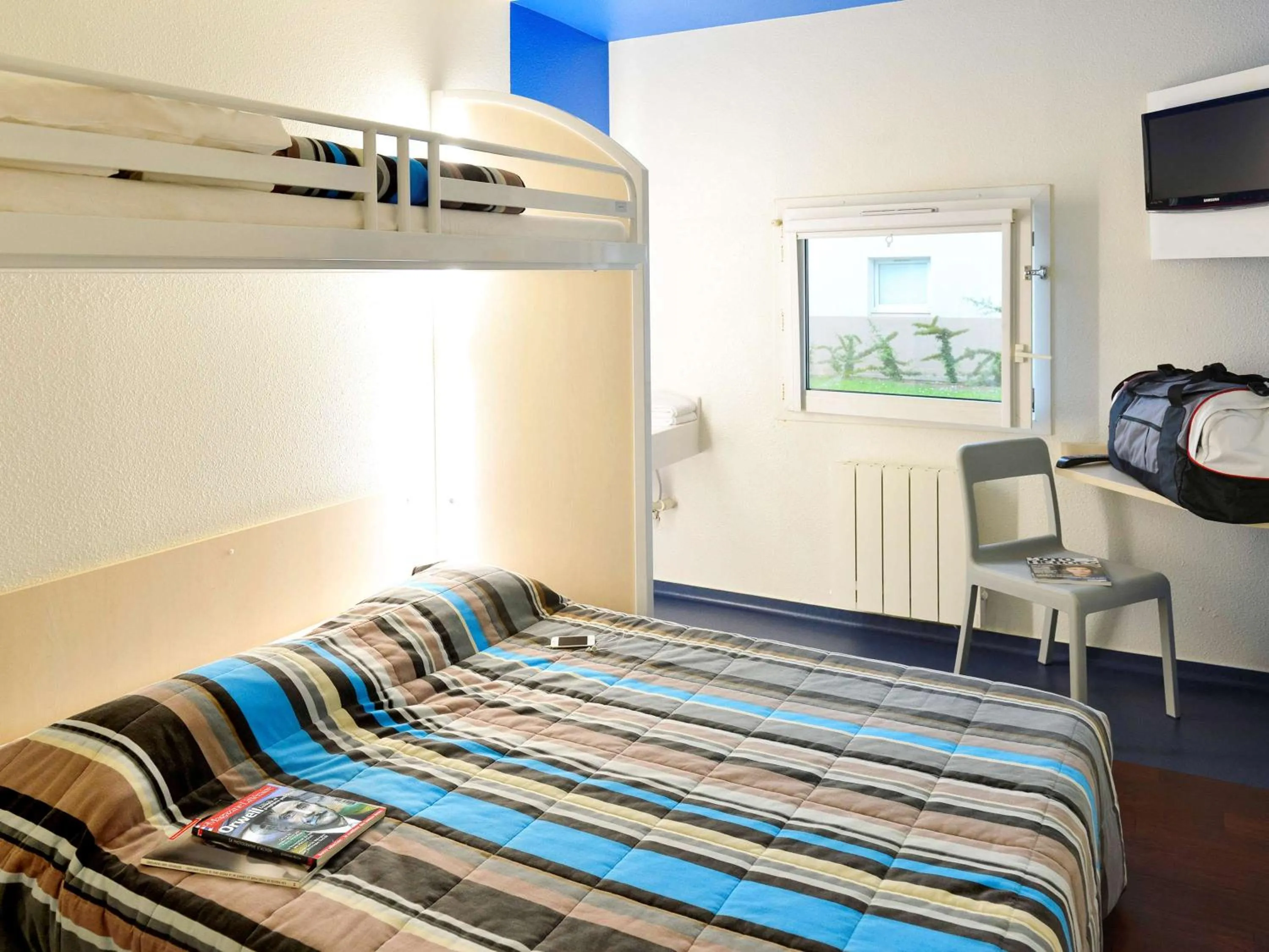 Photo of the whole room, Bed in hotelF1 Blois