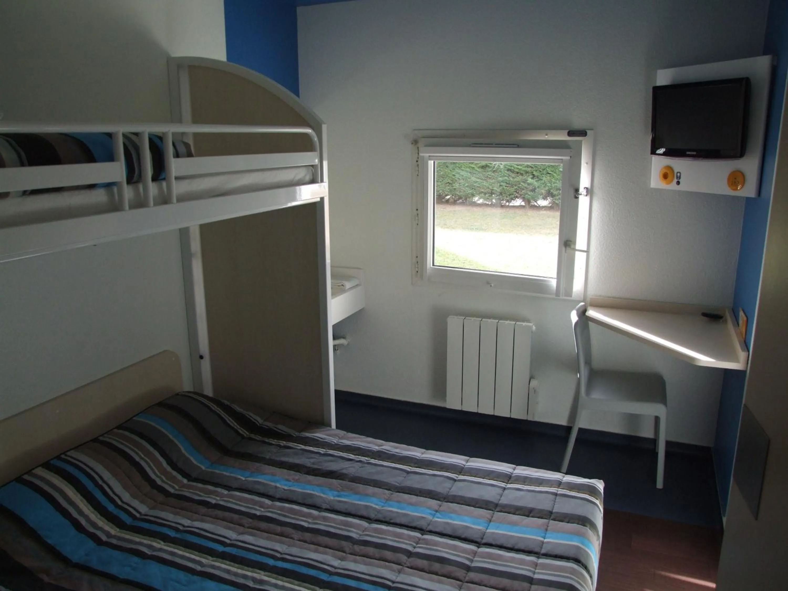 Photo of the whole room, Bed in hotelF1 Blois