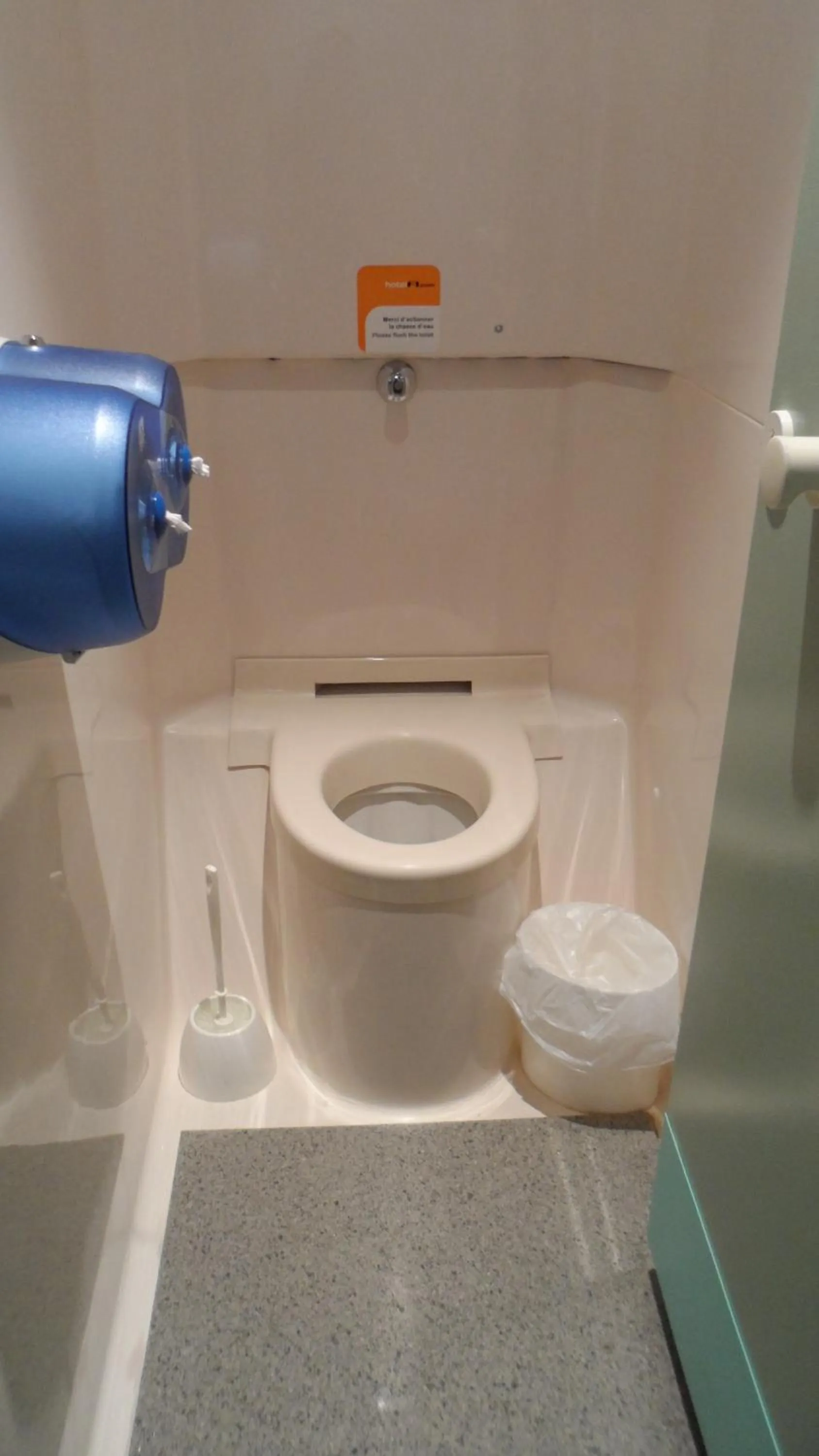 Toilet in hotelF1 Blois