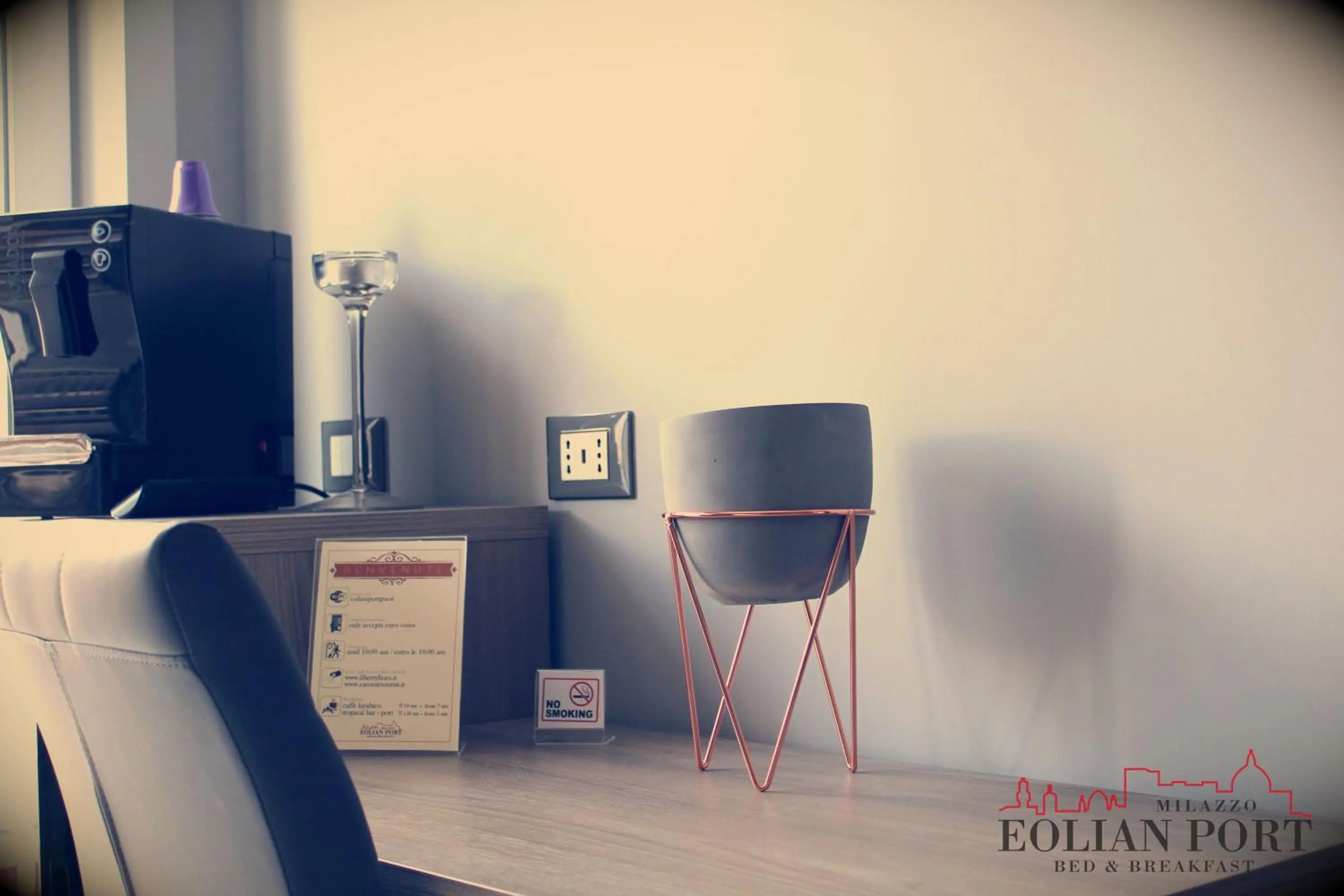 Coffee/tea facilities in Eolian Port B&B