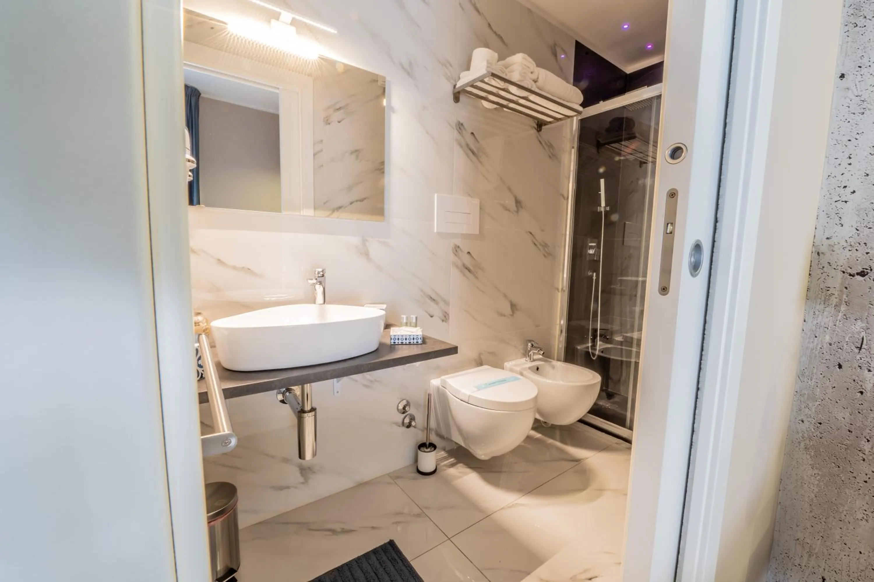 Bathroom in Eolian Port B&B