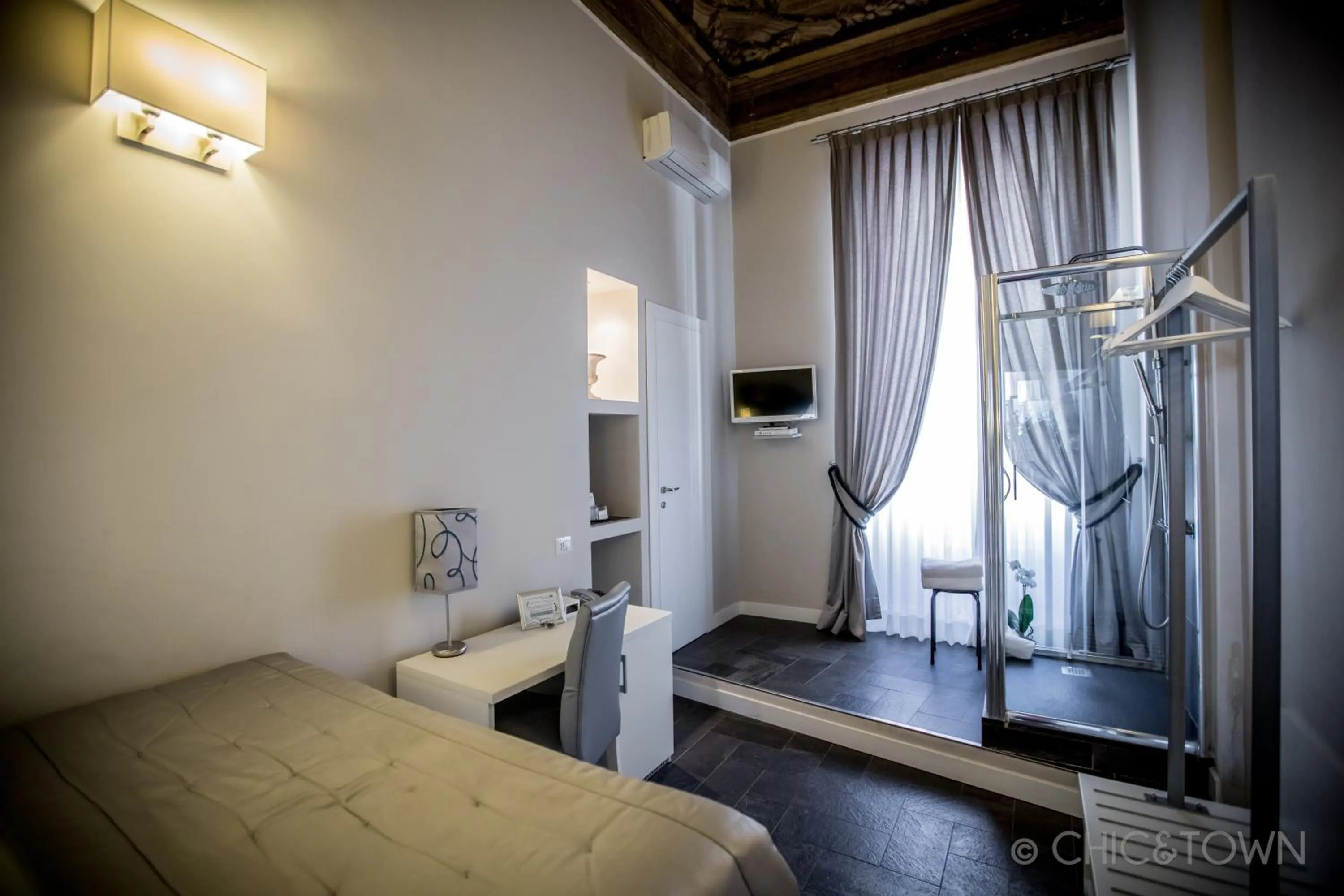 Shower, Bed in Chic & Town Luxury Rooms Piazza di Spagna