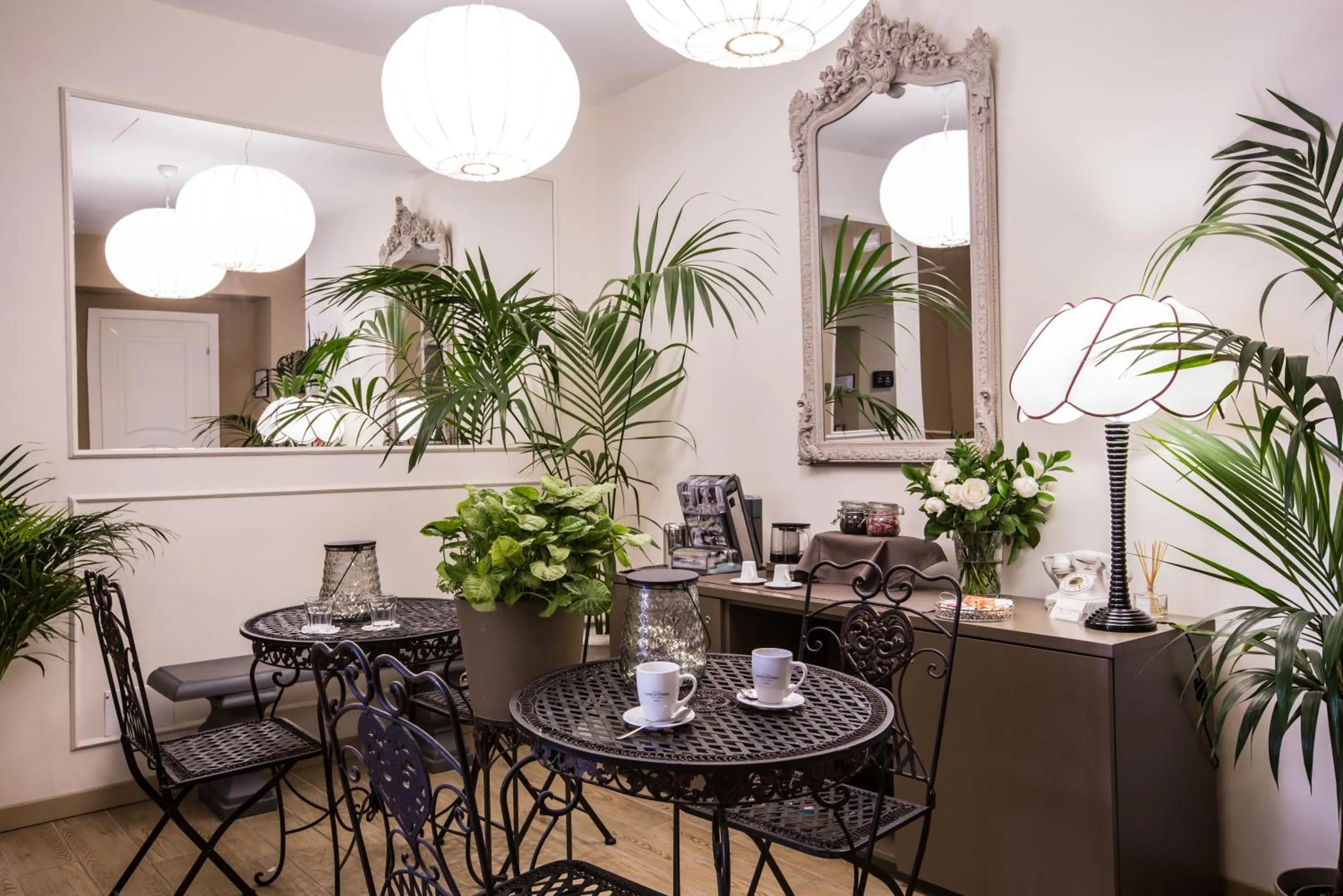 Communal lounge/ TV room in Chic & Town Luxury Rooms Piazza di Spagna