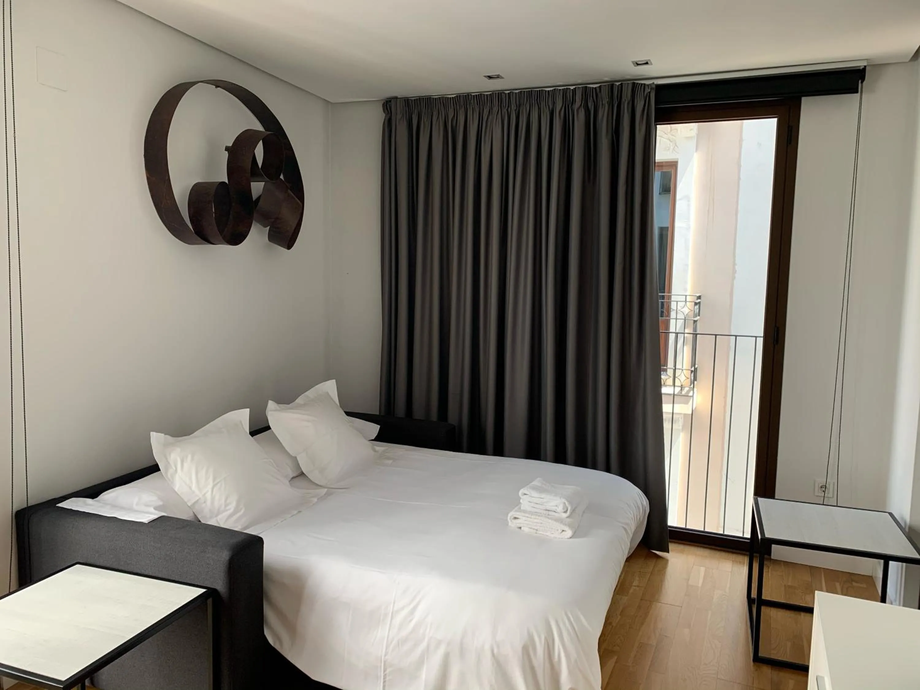 Photo of the whole room, Bed in Mon Suites Catedral