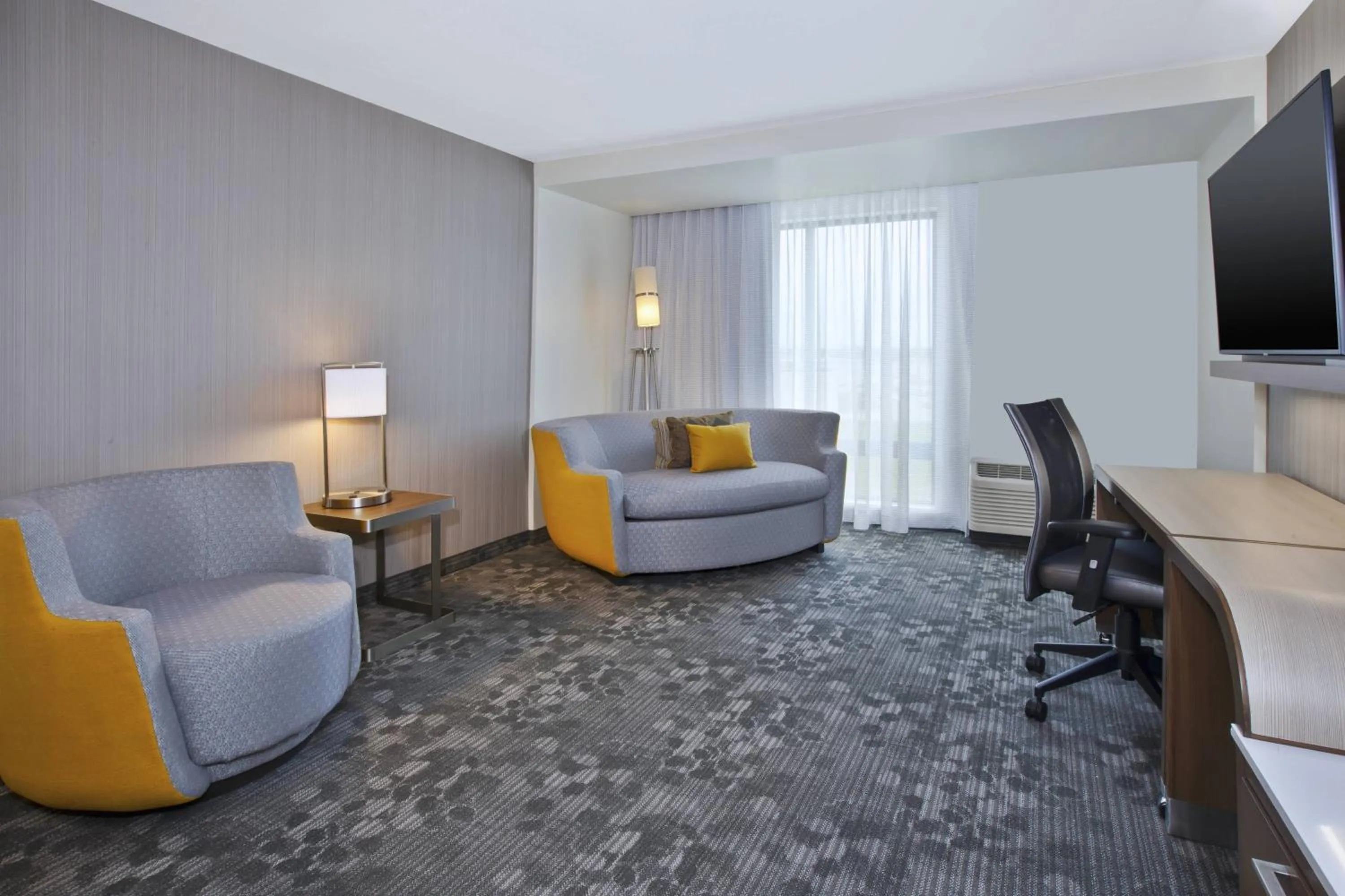 Living room in Courtyard by Marriott St. Joseph-Benton Harbor