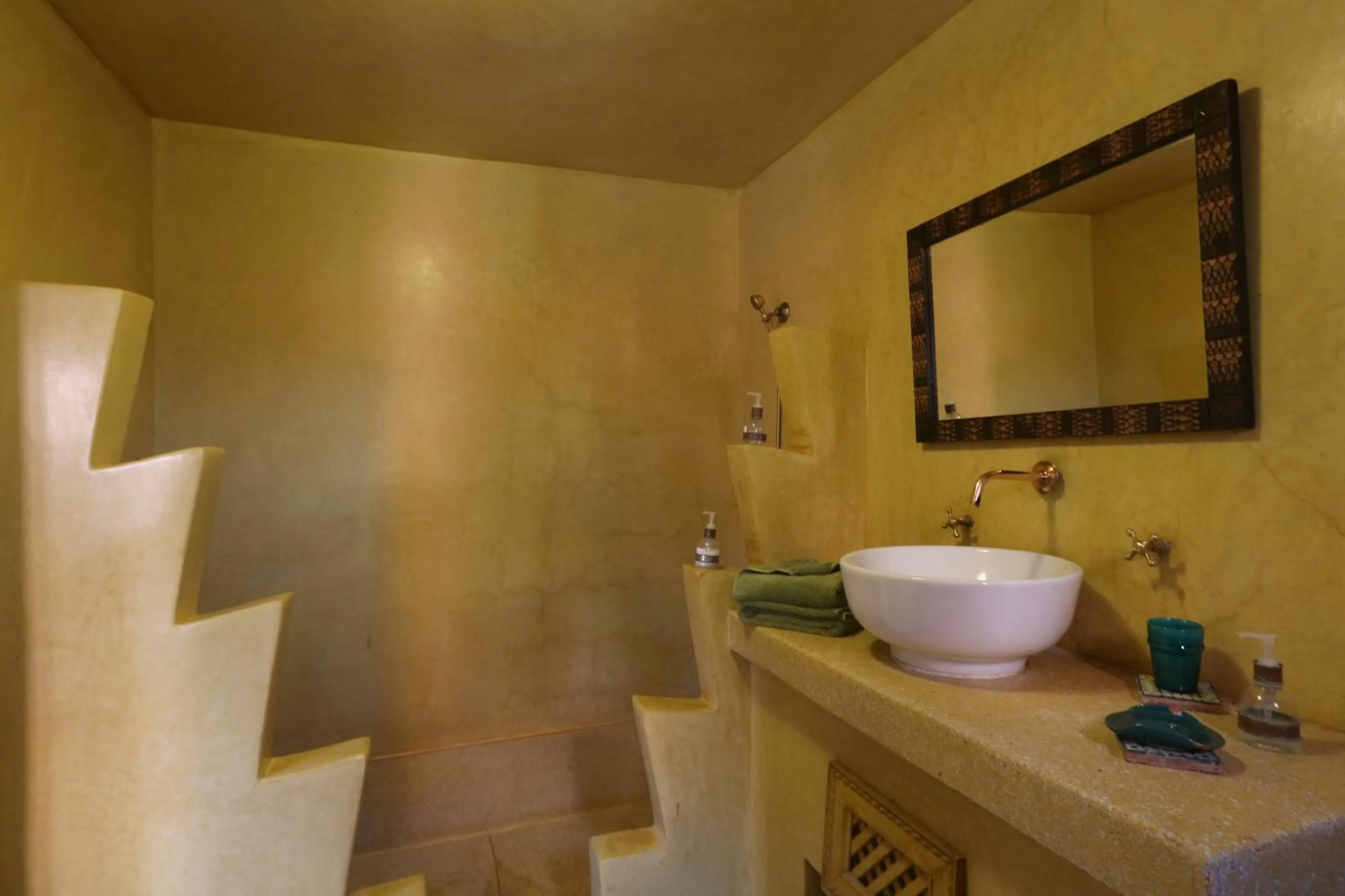 Shower in Ryad El Borj