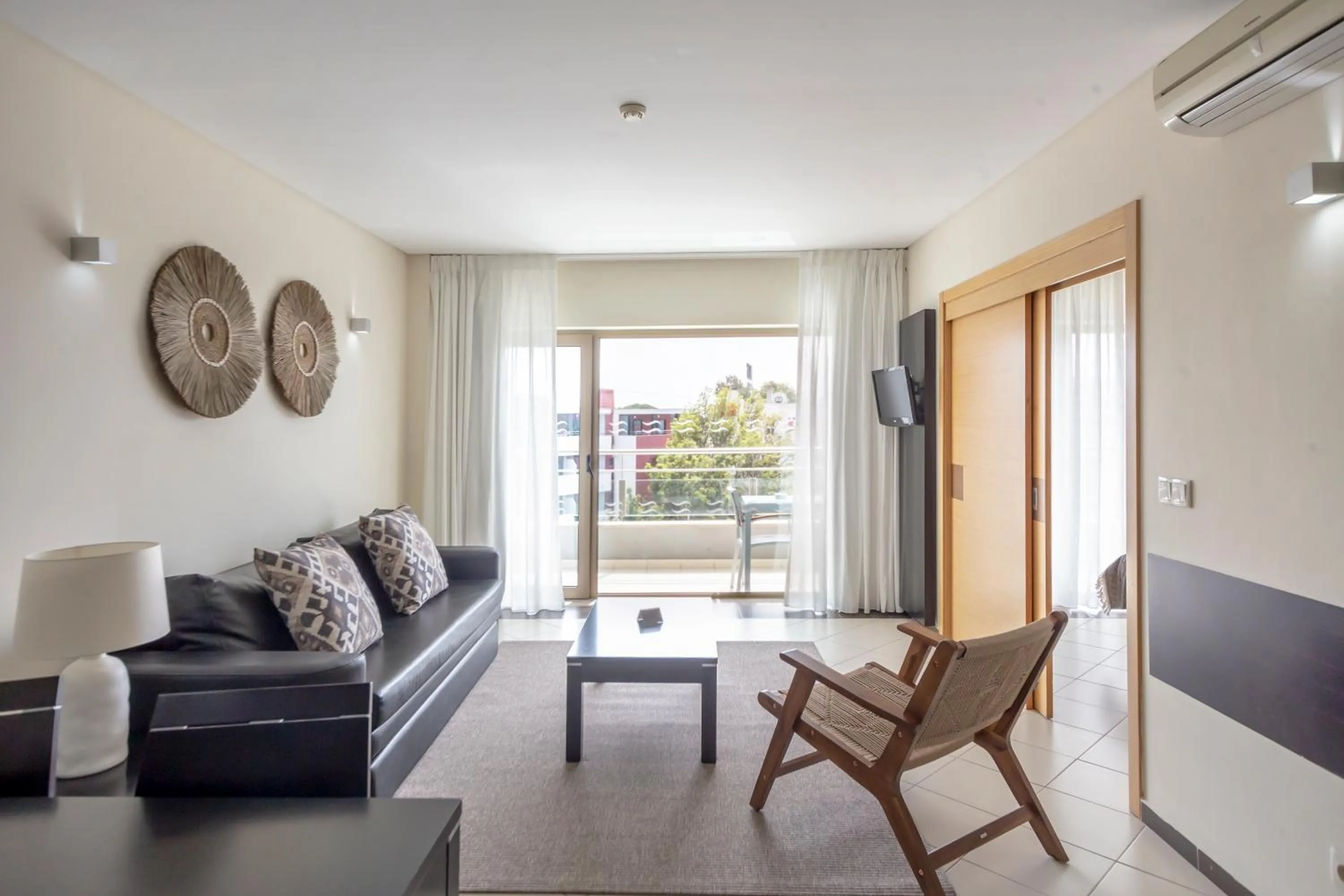 Communal lounge/ TV room in Areias Village Beach Suite Hotel